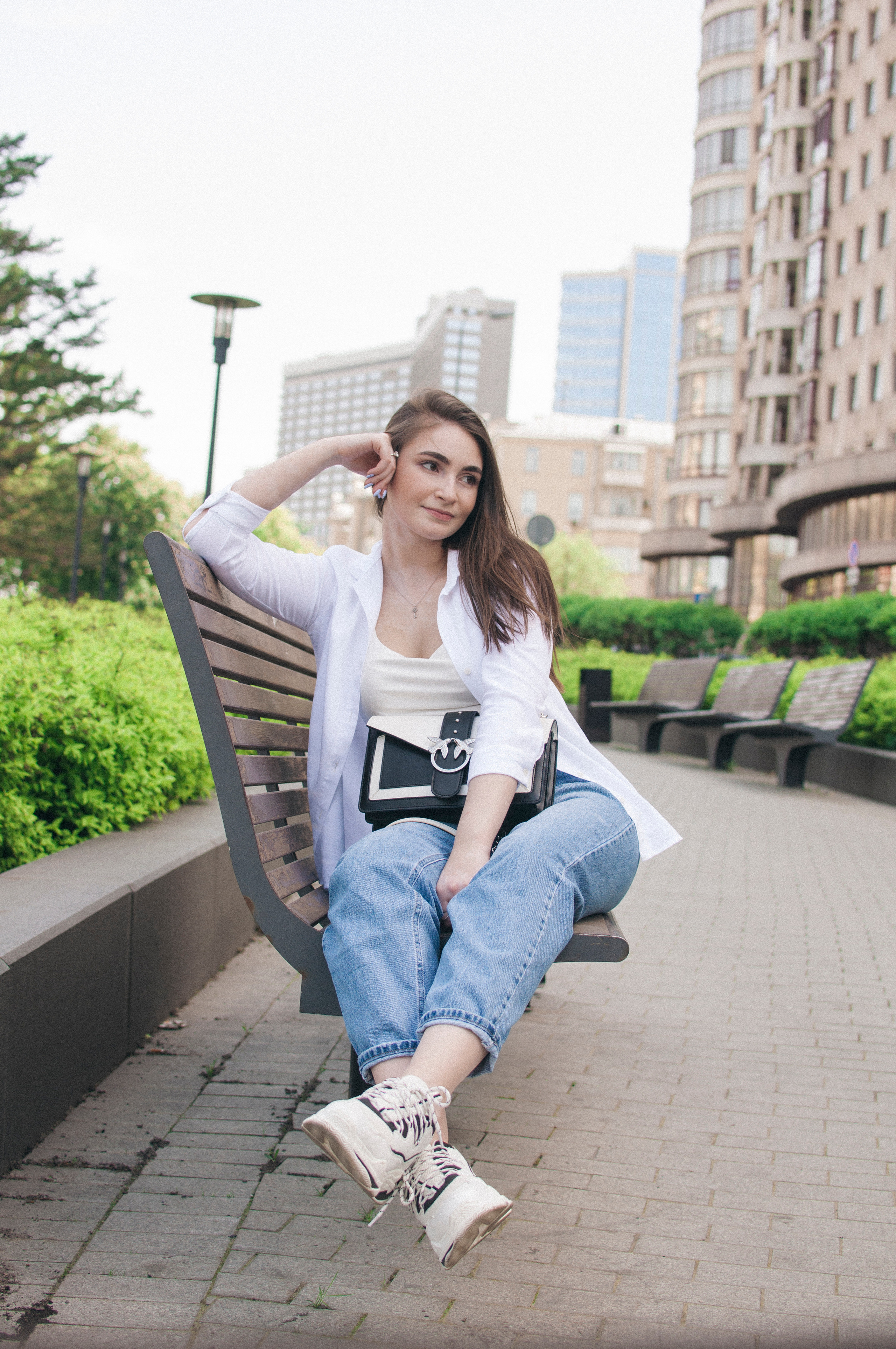 Девушка на лавочке