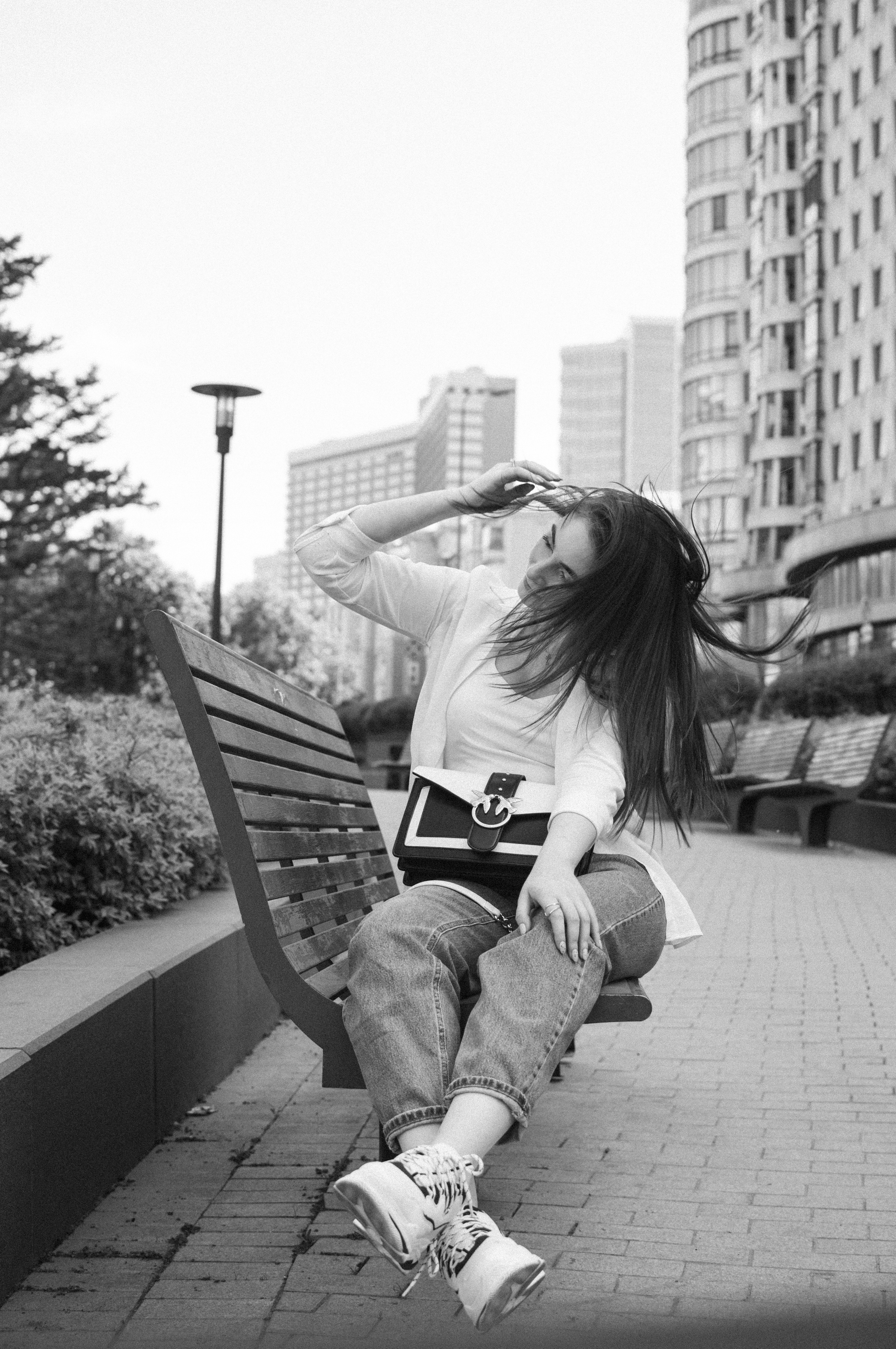 Девушка на лавочке