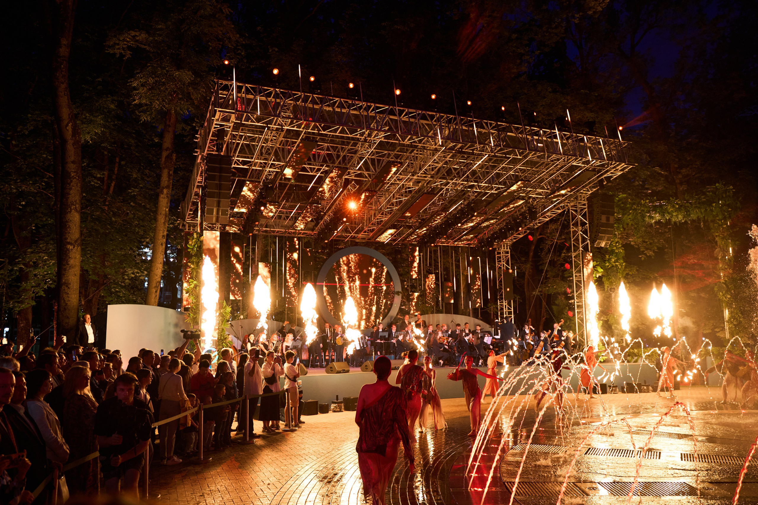 Сбербанк открытие фонтана. Услуги фотографа в Смоленске. Фотограф на свадьбу