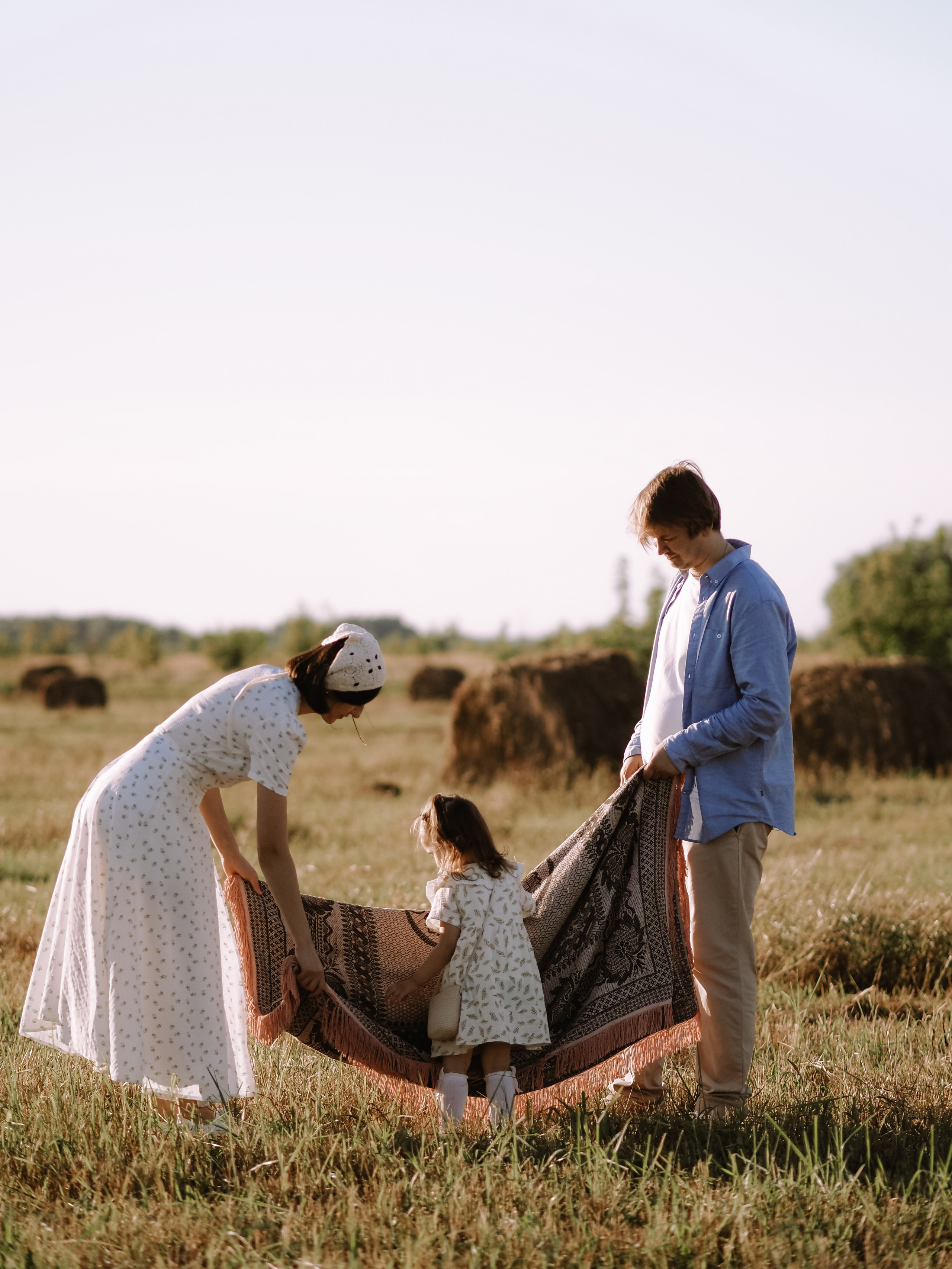 Гоняться по полю на тачке с мамой и папой. Обижаться. Смеяться. Фотограф Рязань. Семейный Свадебный фотограф