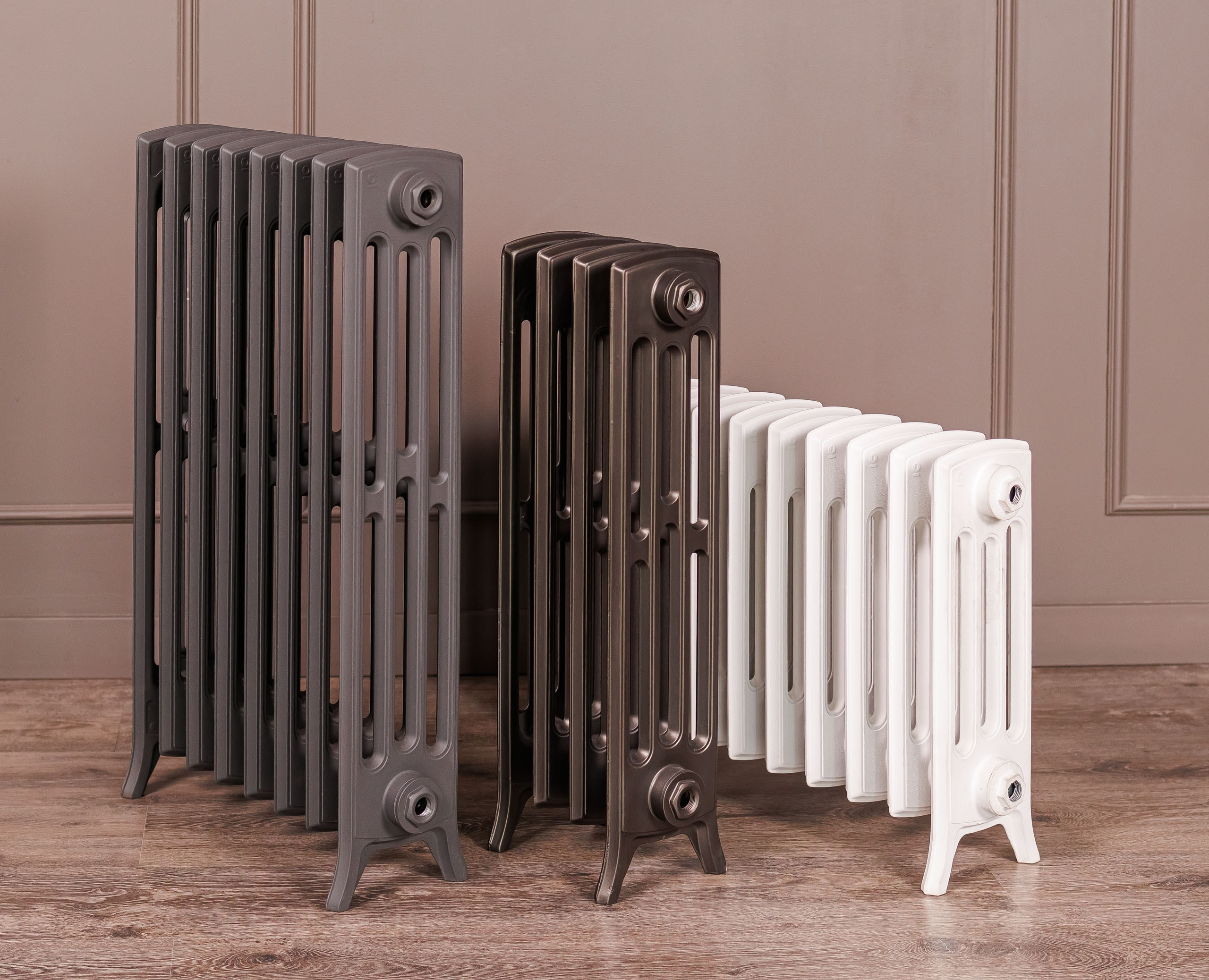 Предметные фотографии дизайнерских радиаторов отопления в стиле ретро