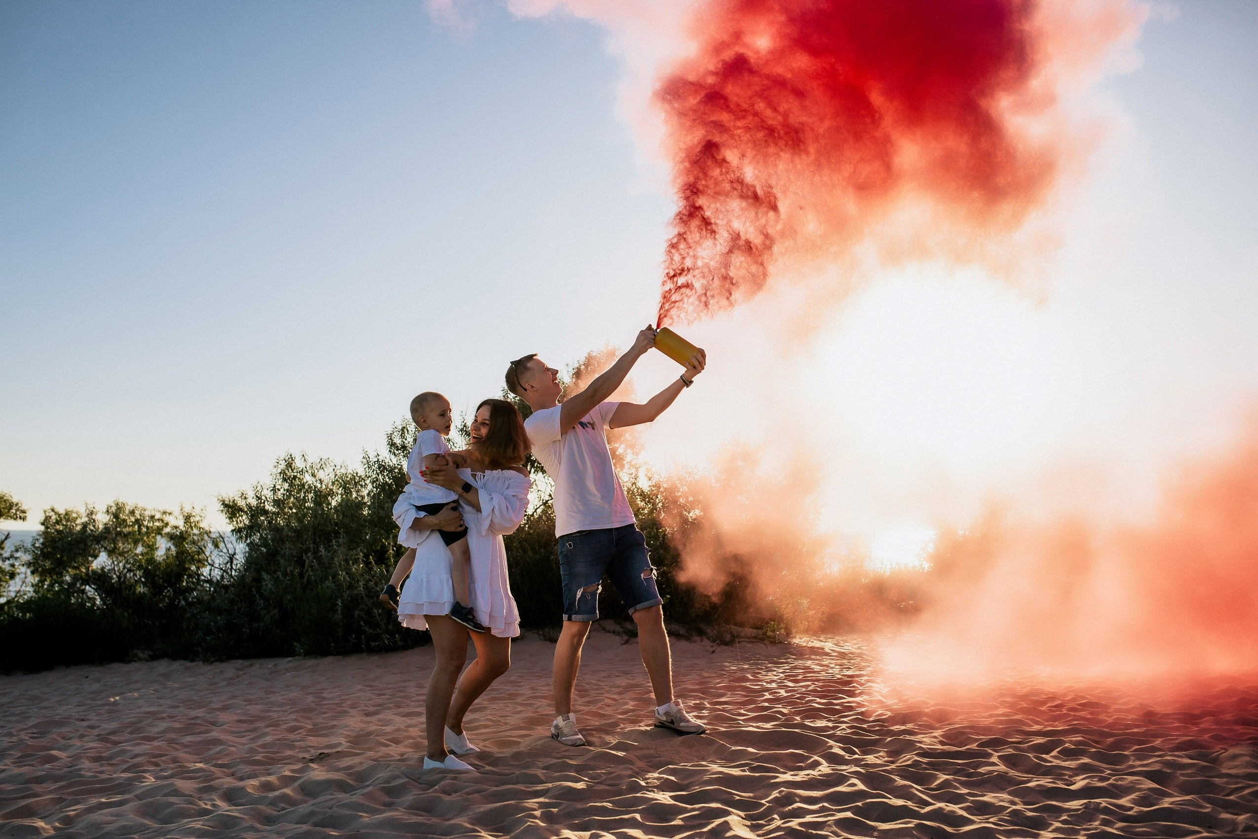Фотосессия гендер пати с дымом в дюнах Джемете.