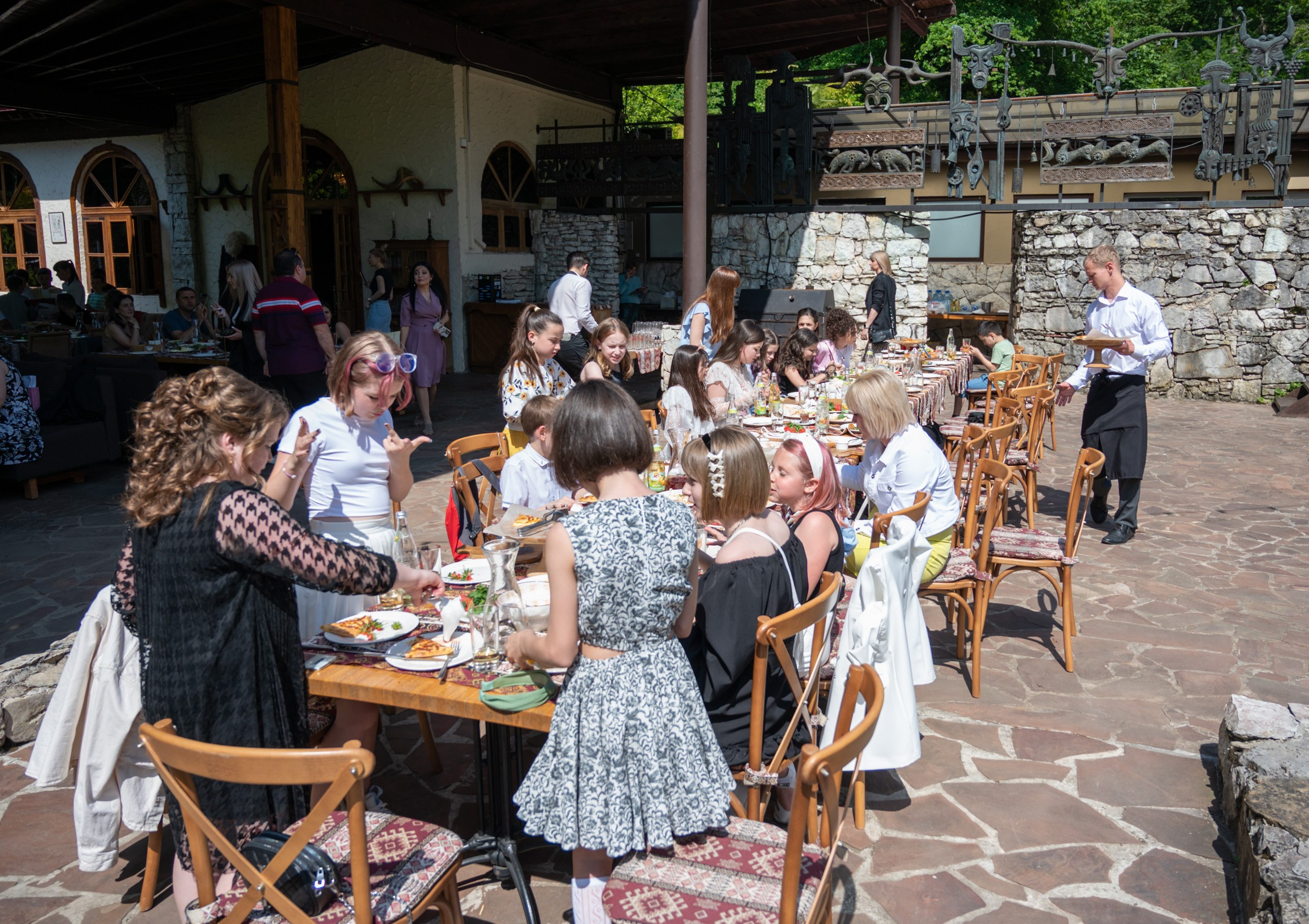 Праздник окончания учебного года 2024. Фотографирую счастливых людей в Сочи