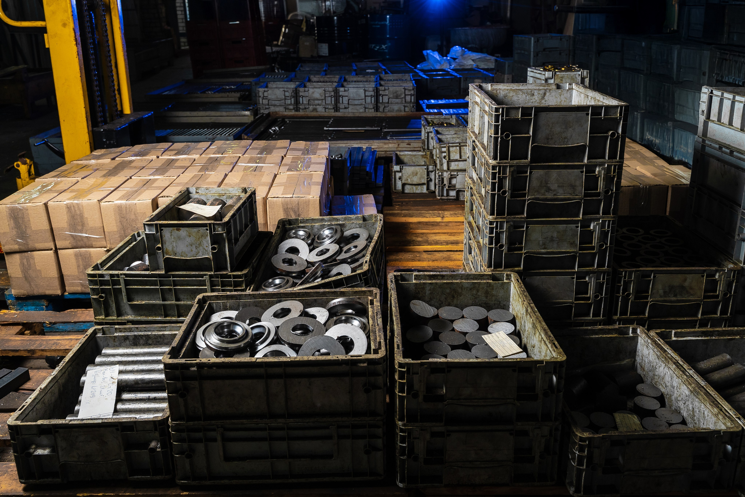 Склад готовой продукции с упакованными деталями после токарной обработки