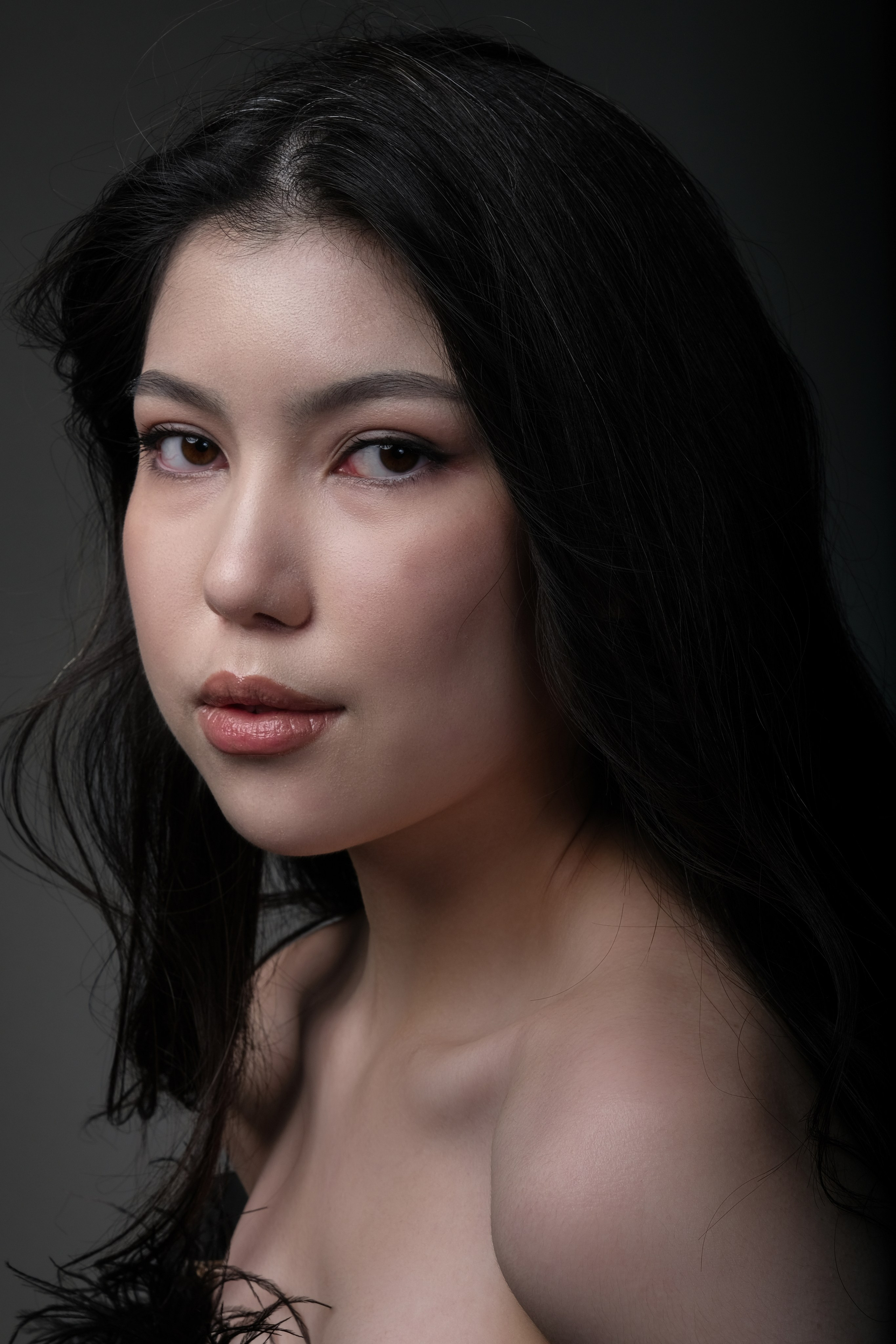 Классический женский портрет с текстурированным фоном — женский портрет с нейтральным фоном и акцентом на выражение лица.