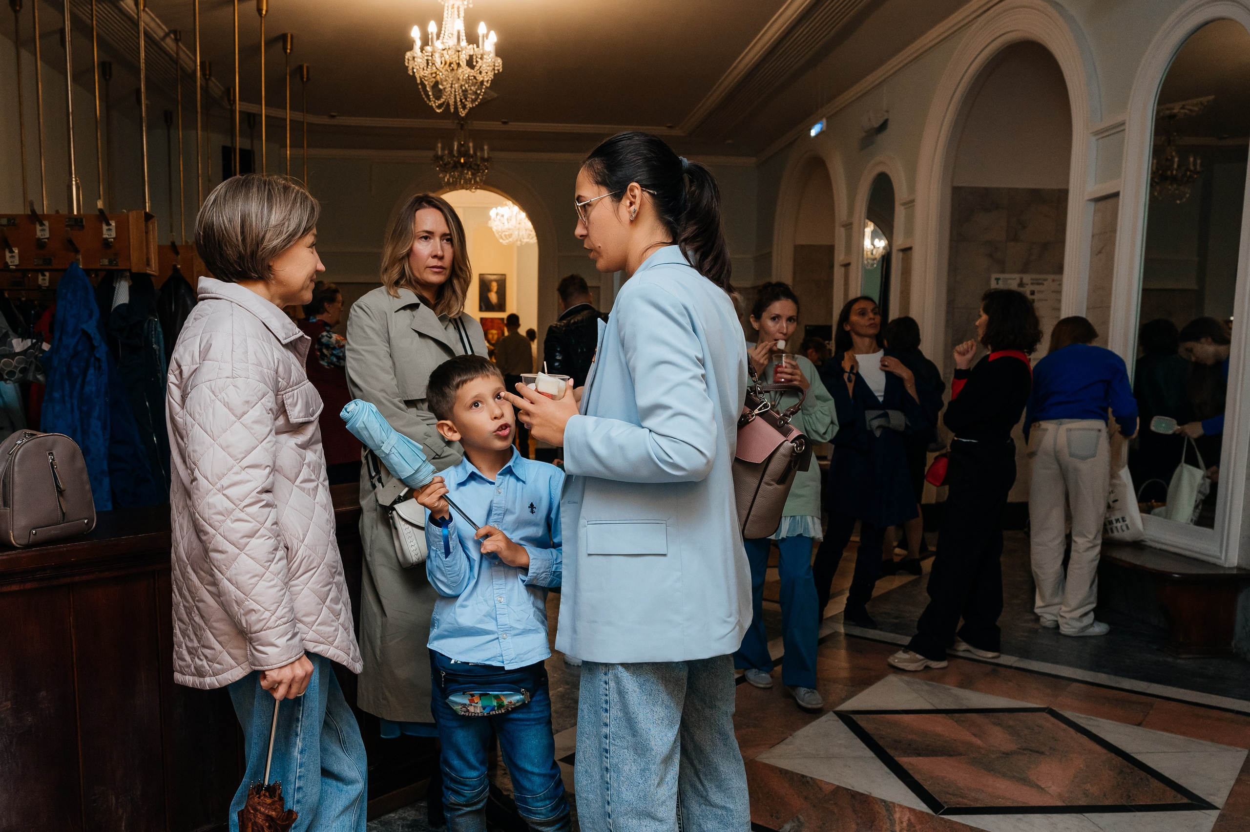 Открытие выставки Кати Васильевой в Молодежном театре. Wedding and family photographer USA