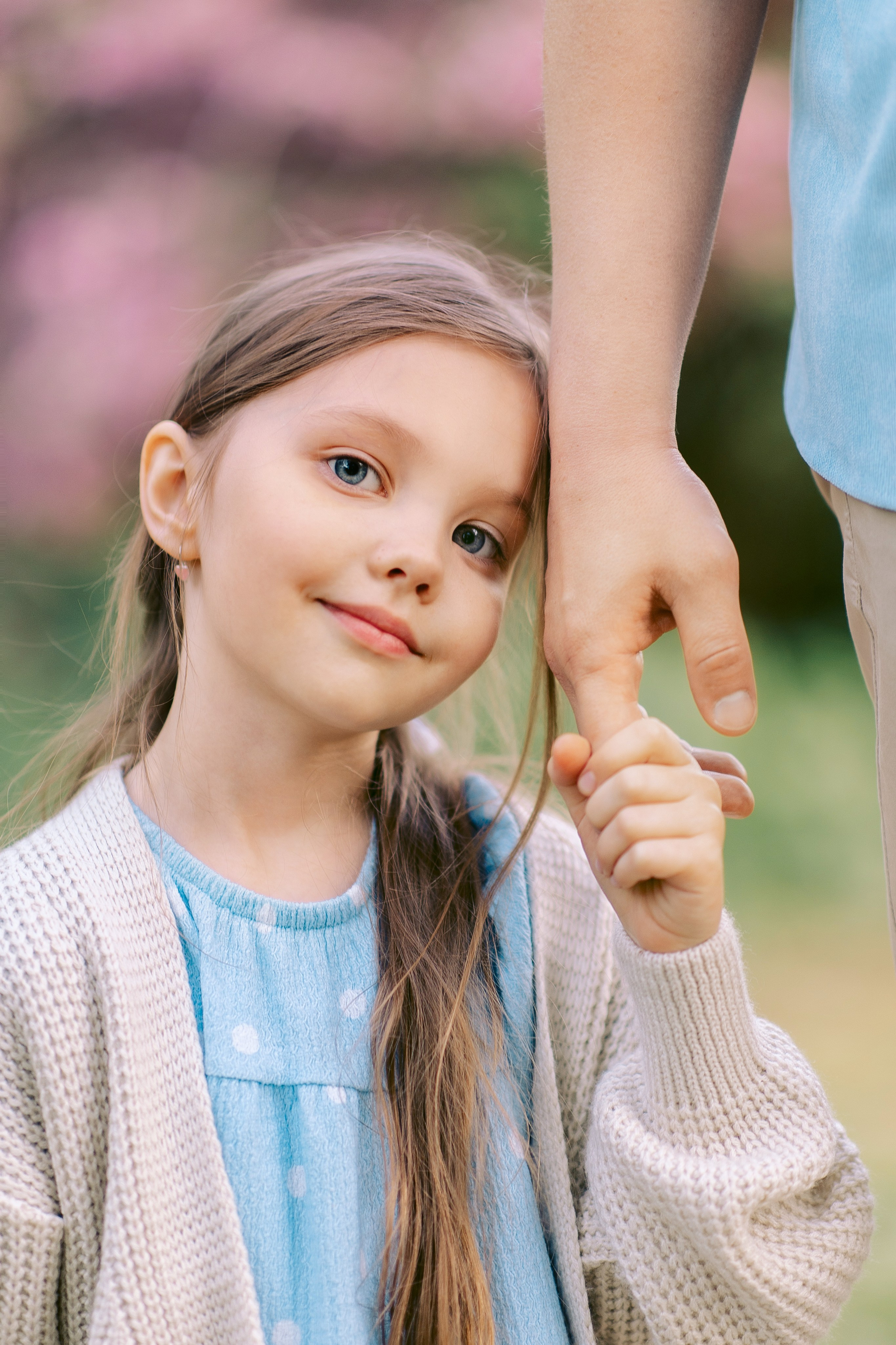 портрет дочки с папиной рукой 