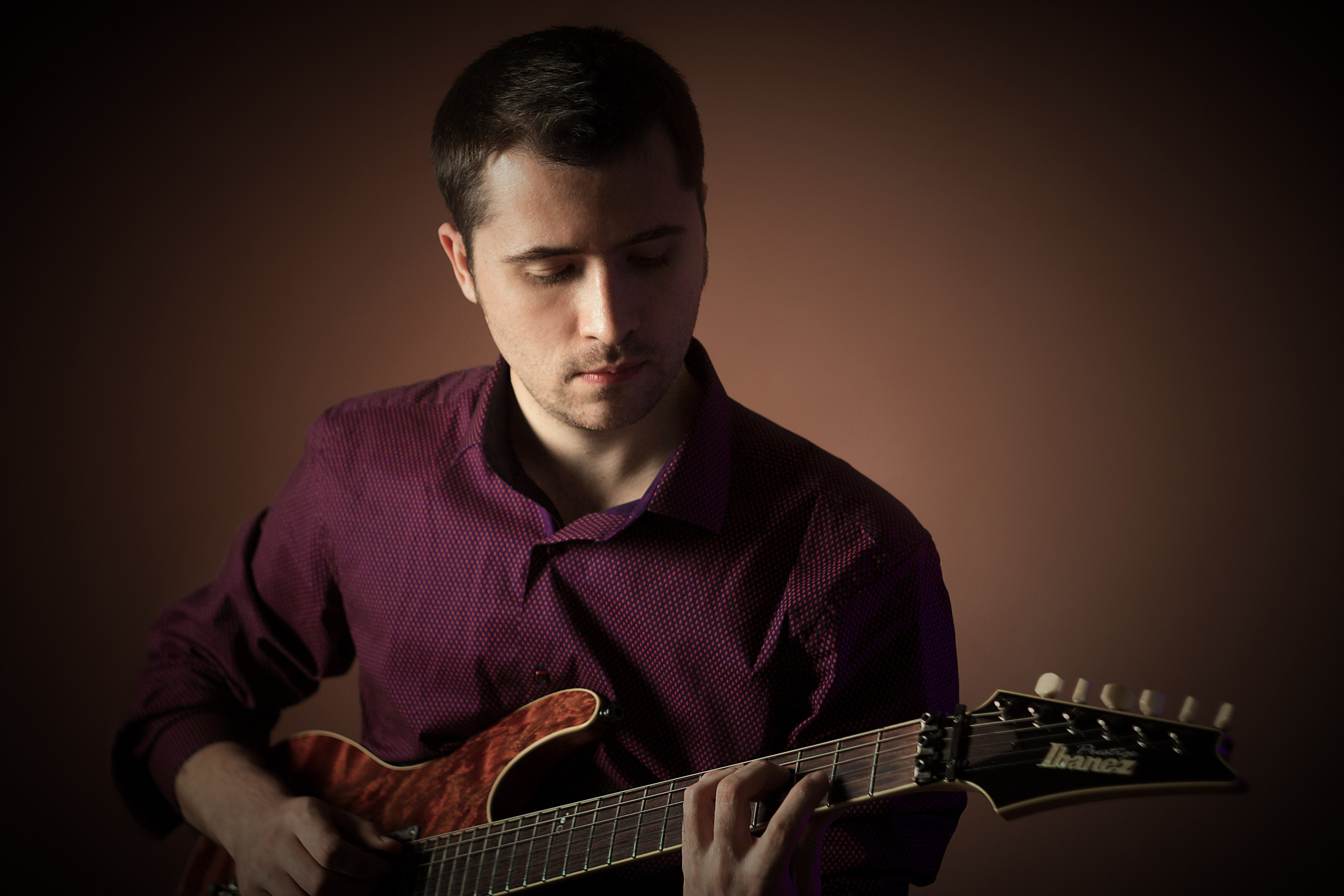 Мужской портрет с гитарой. Фотограф Наталья Матвеева