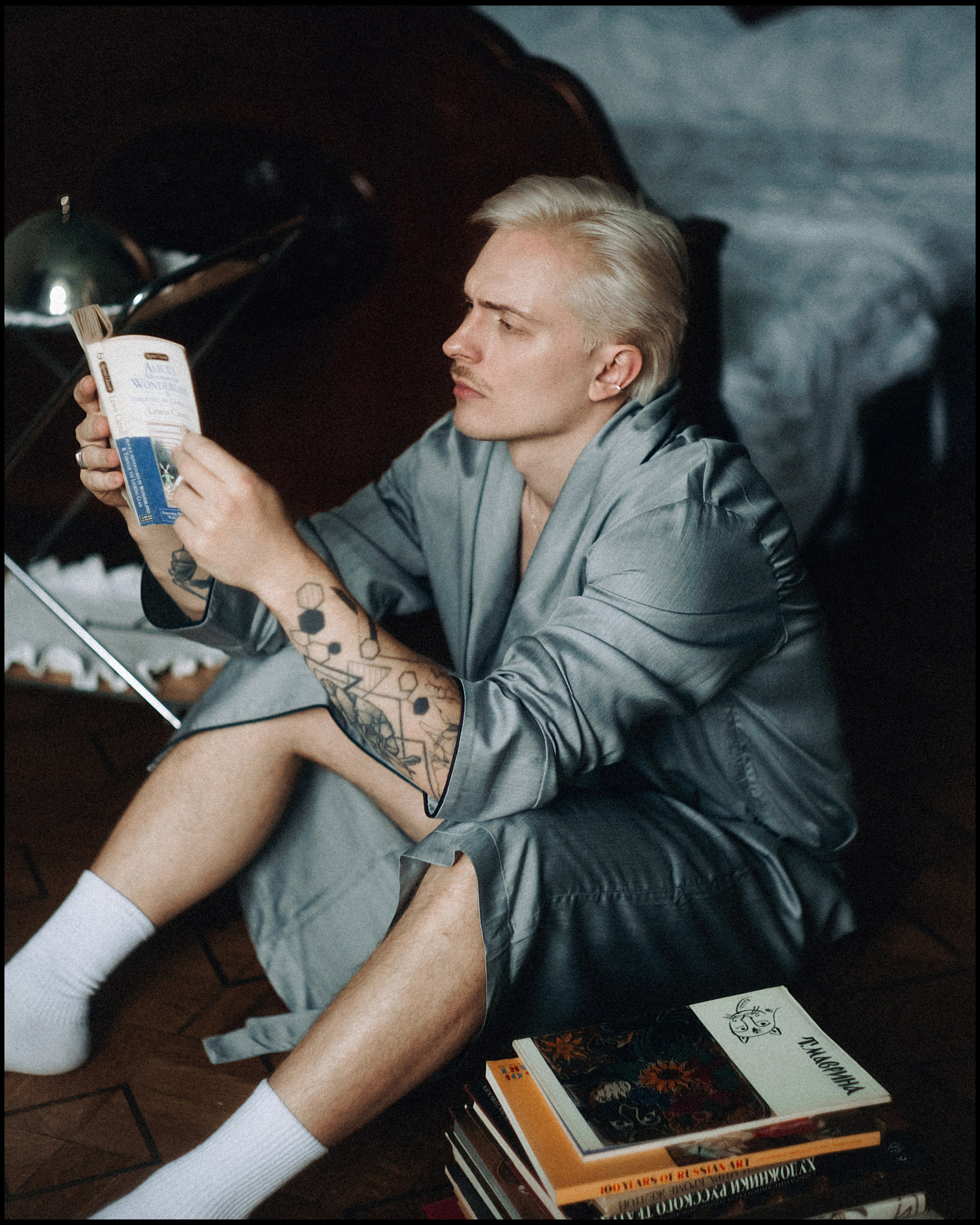 Портретная фотосессия мужчины в квартире в москве