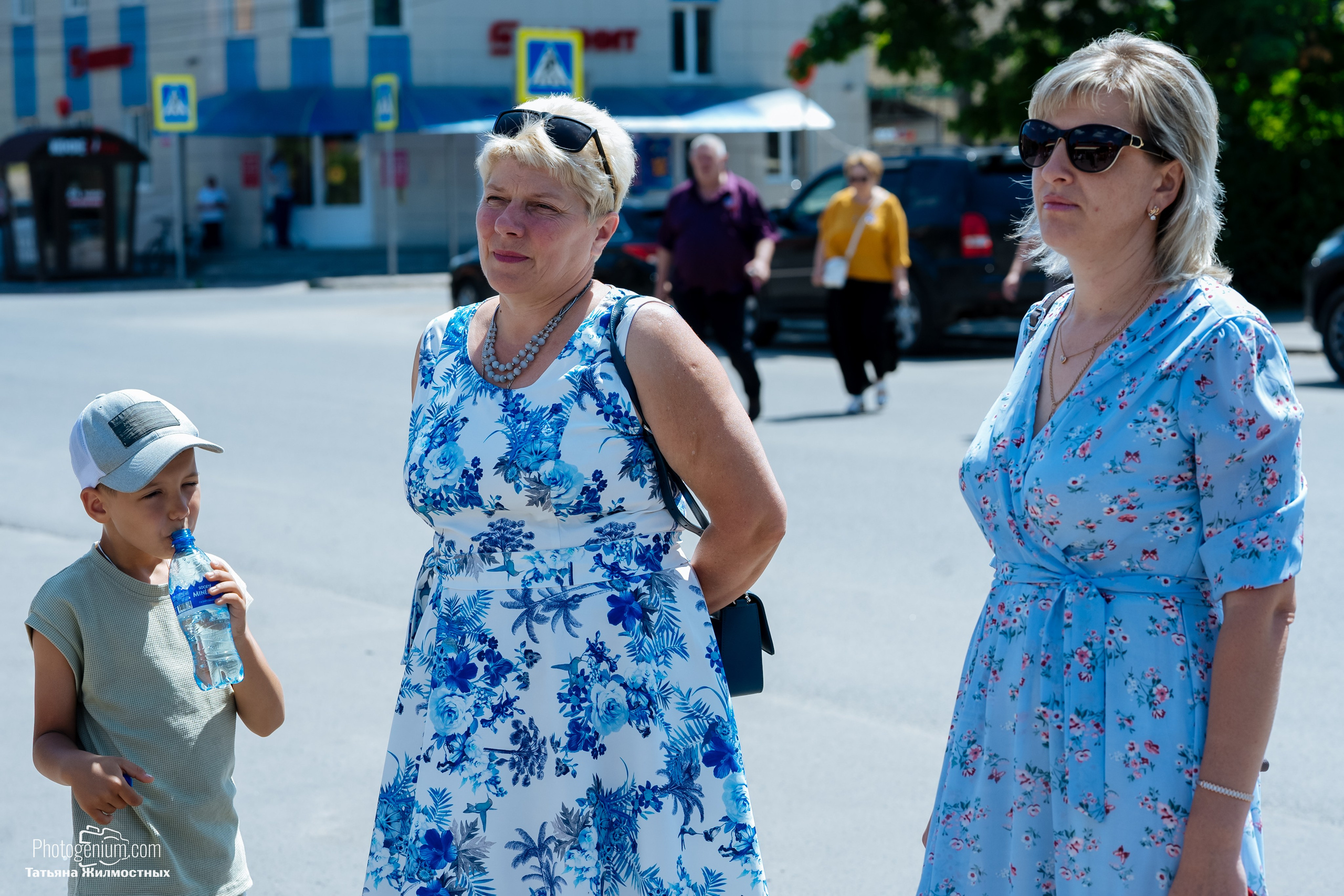 8 июня «Патриоты из Курска» сбор гуманитарной помощи у кинотеатра «Родина». Фотограф Нижний Новгород Татьяна Кейод