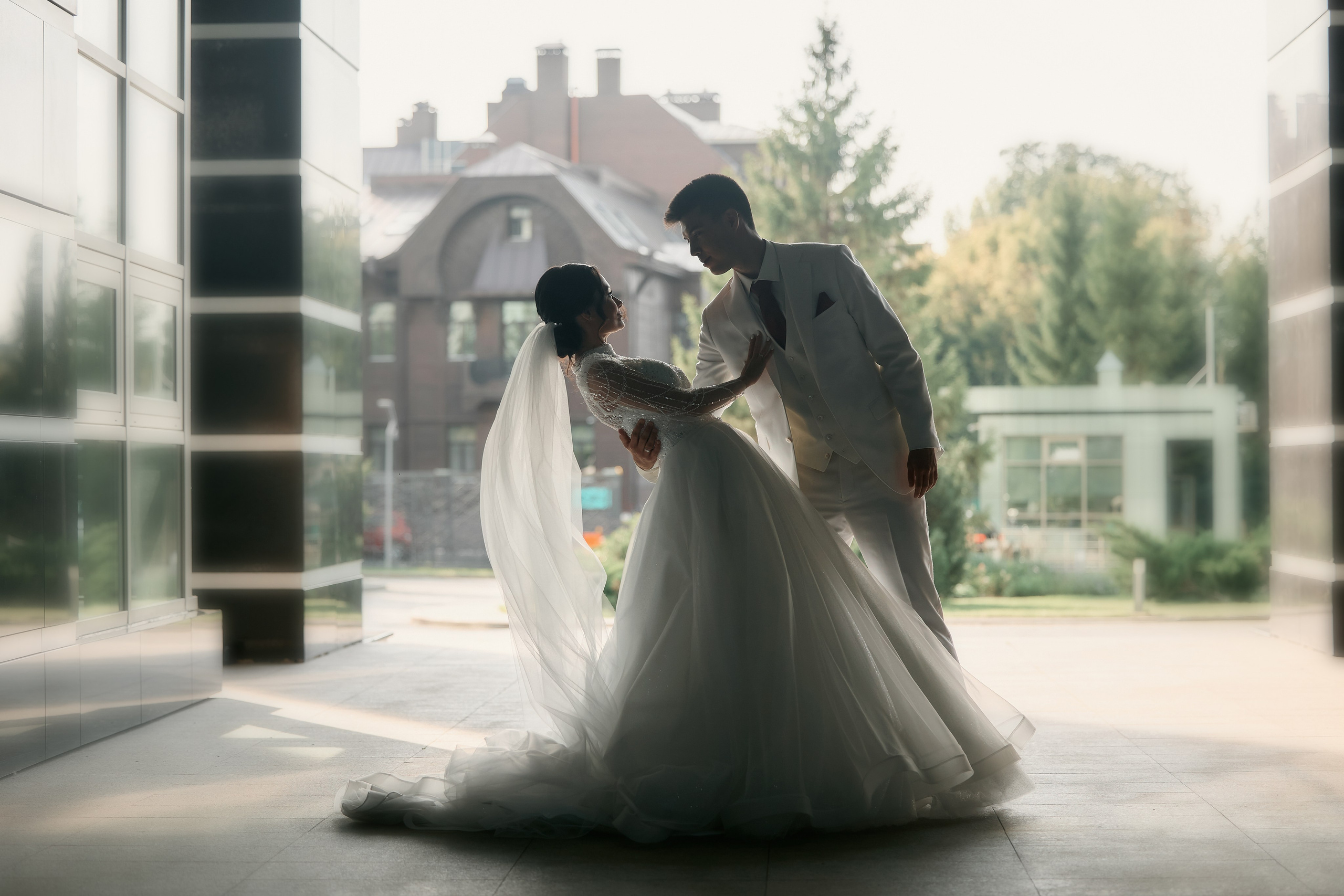 Аяз и Аделя. Свадебная фотосессия душевной пары в белых одеяниях на белых одеялах…. Мое имя Раиль. Я репортажный фотограф в Казани, так же мой любимый жанр — свадебный фотограф