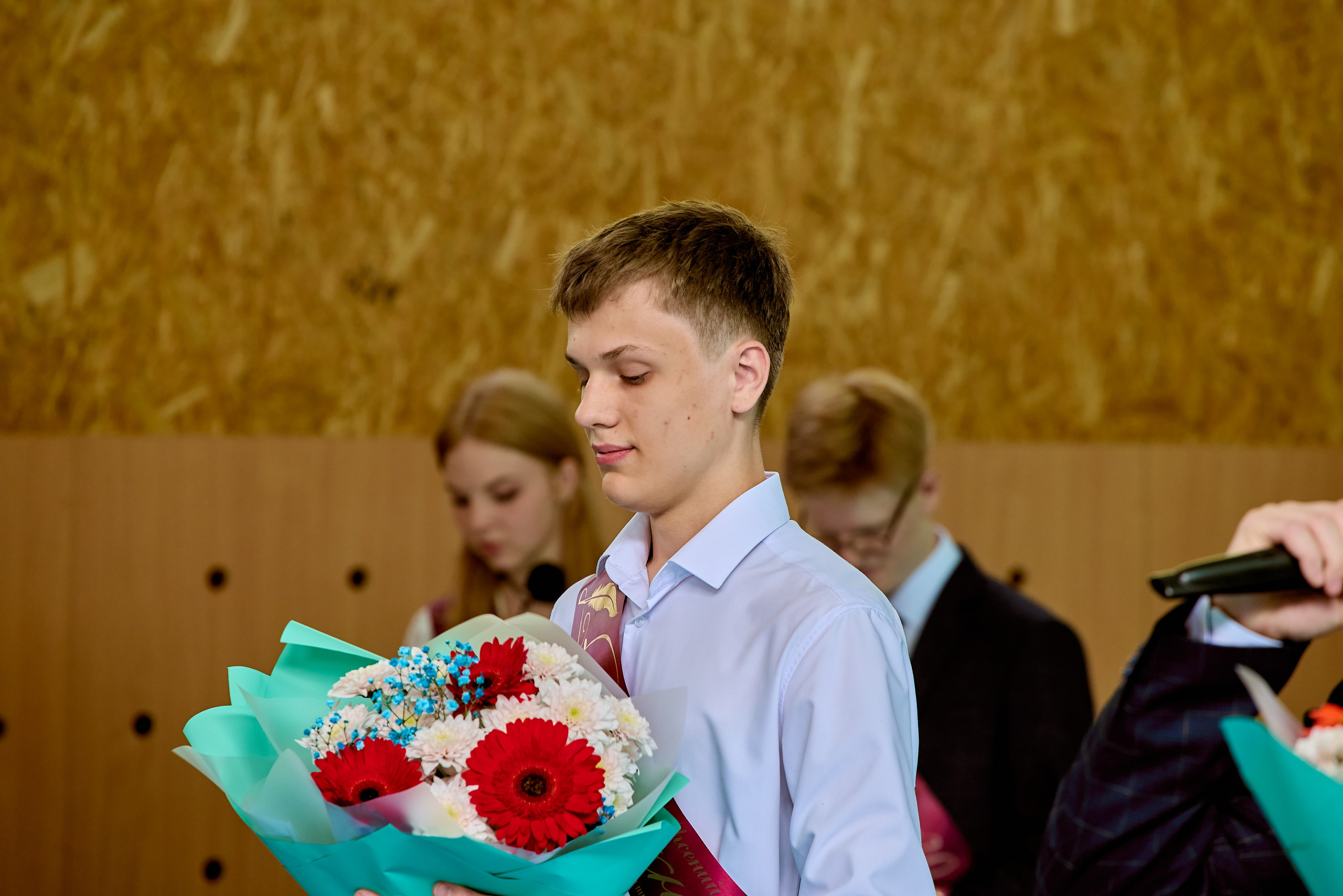 Последний звонок — символ веры, надежды и любви, кадр Николая Голованова, г. Дзержинск.