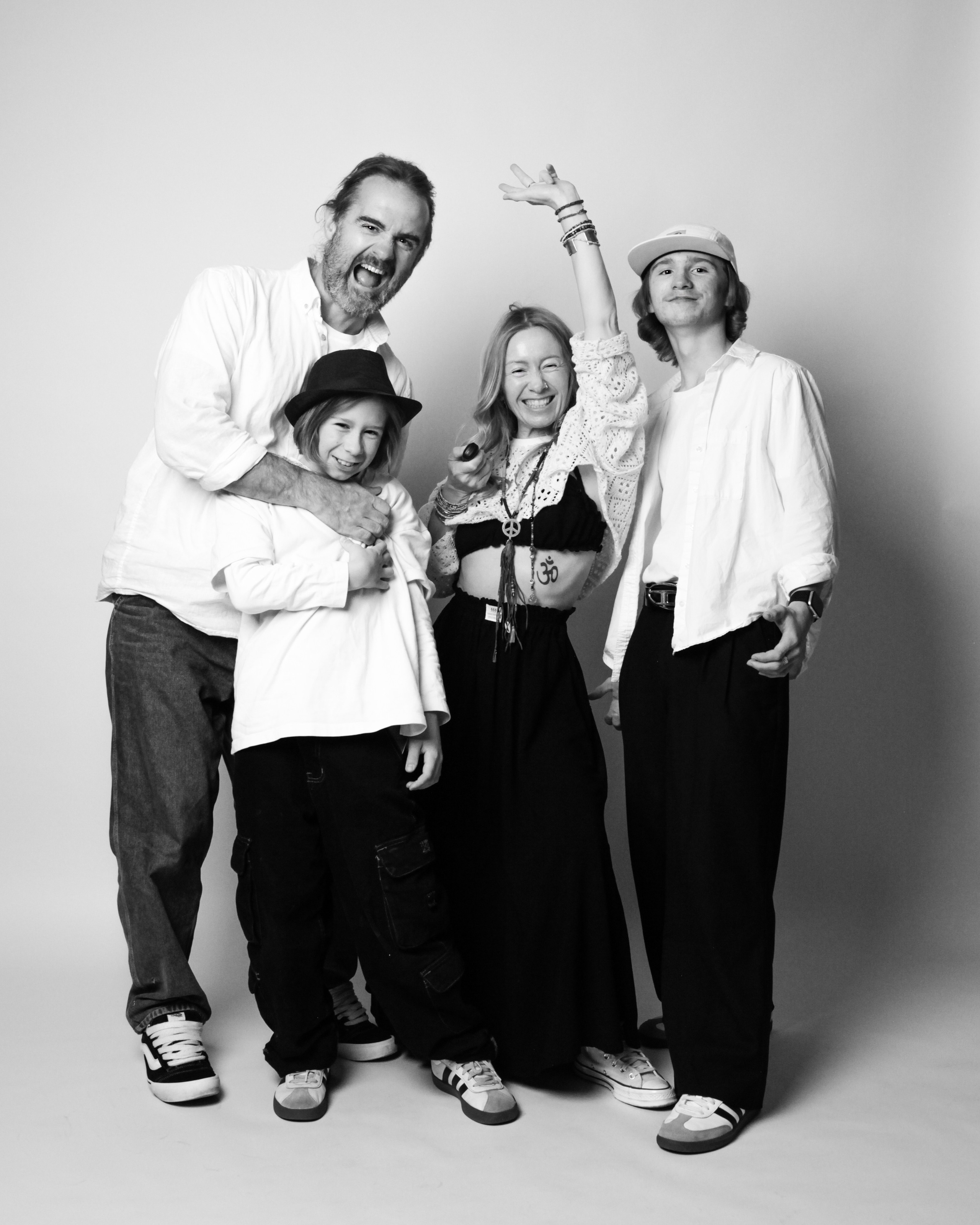 БЕЛЫЙ ФОН | АВТОПОРТРЕТНАЯ. YourSelf.photostudio | автопортретная фотостудия ТОЛЬЯТТИ