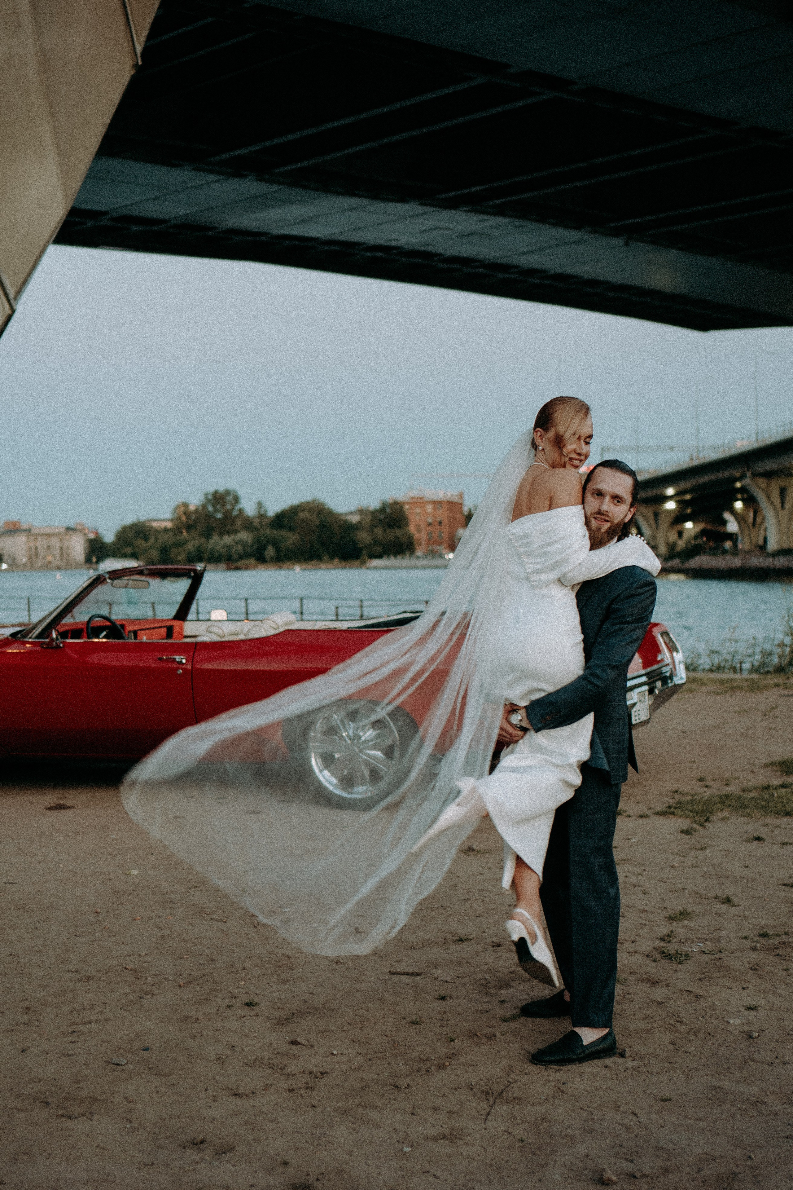 СВАДЕБНАЯ СЬЕМКА ВОЗЛЕ МСОТА БЕТАНКУРА НА КАБРИОЛЕТЕ. Профессиональный фотограф, Санкт-Петербург — Виктория Богомолова