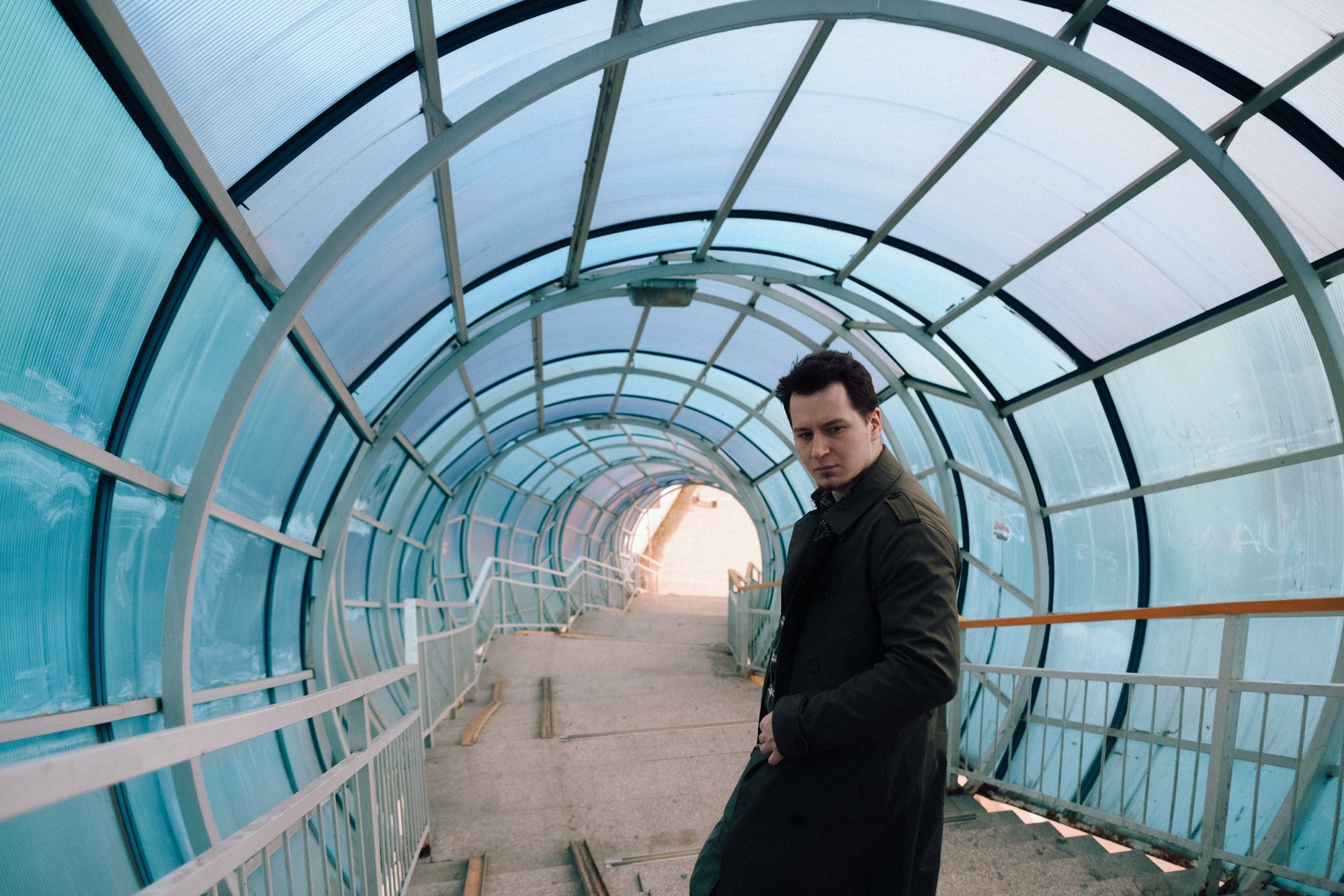 Силуэт человека на лестничной площадке в резких лучах солнца