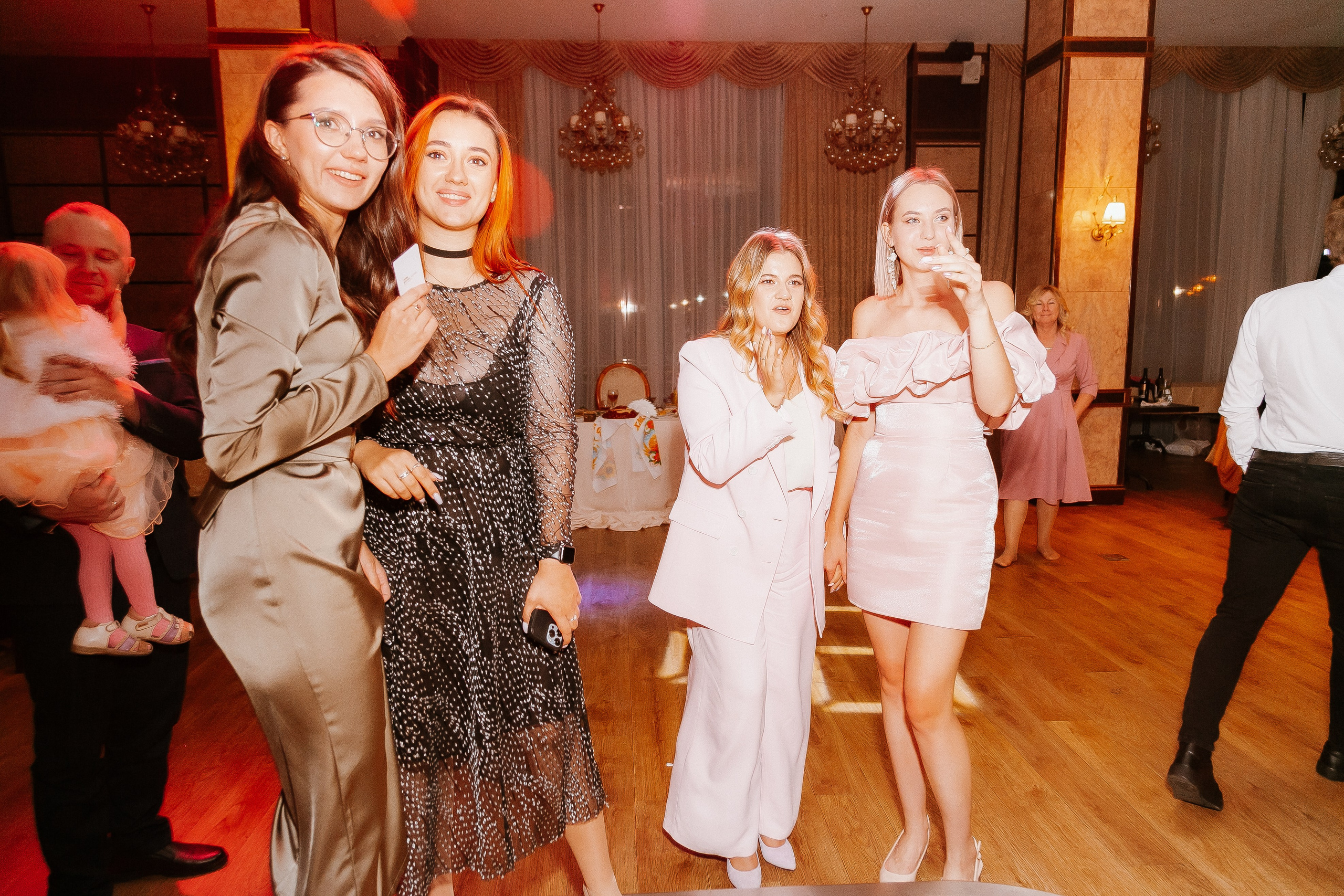 Свадебная осенняя фотосессия Ивана и Лидии в городе. Свадебный и репортажный фотограф в Ярославле и Санкт-Петербурге Роман Микрюков