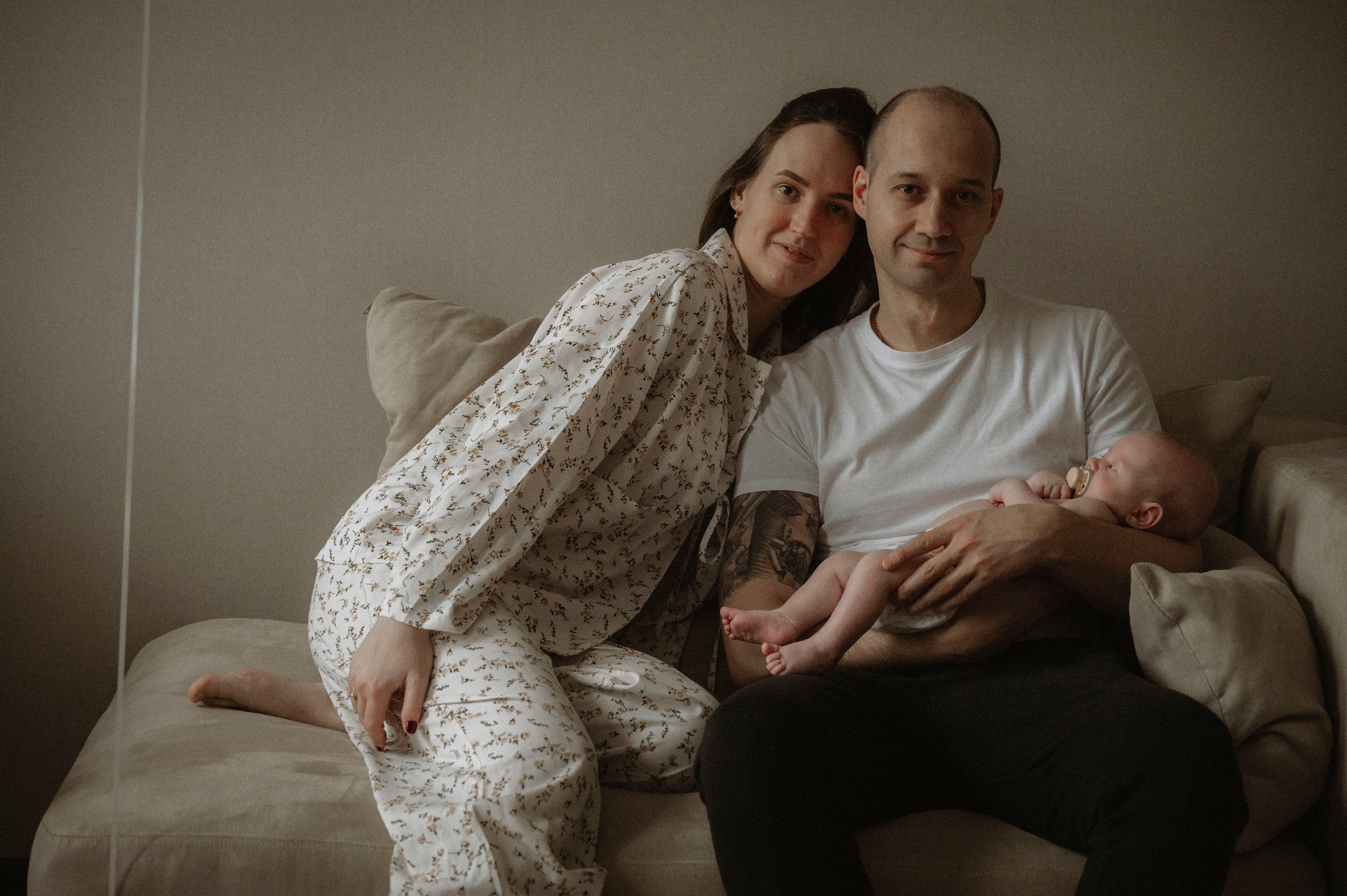 Семейная домашняя фотосессия. Профессиональный фотограф беременности в СПБ. Стильные фотосессии беременности в стиле минимализм и классическая фотография