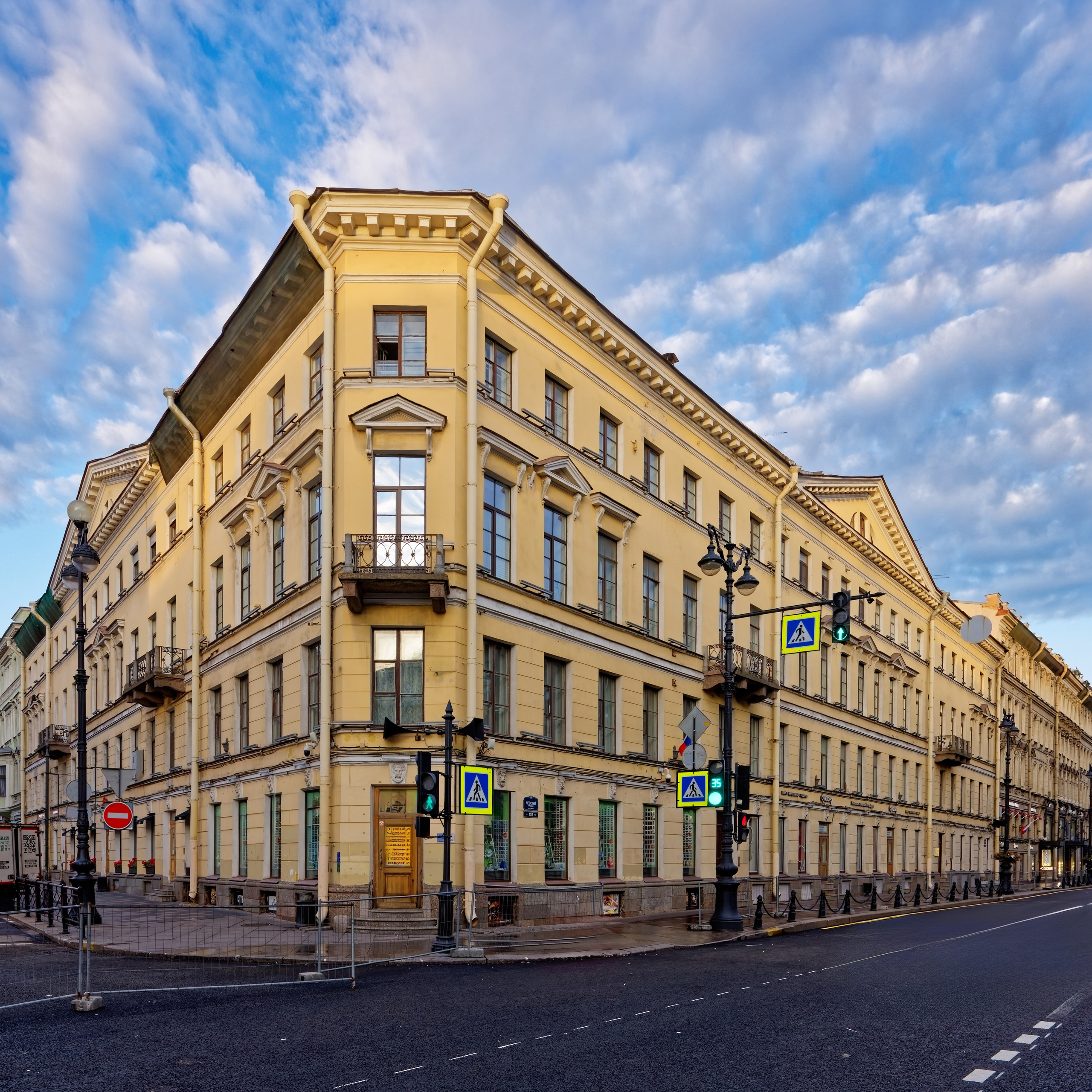 Санкт-Петербург, Невский проспект, дом 13 (Большая Морская улица, дом 9). Дом Чаплина, 1806 год. Архитектор Викентий Иванович Беретти. ОКНФЗ 781610424150006