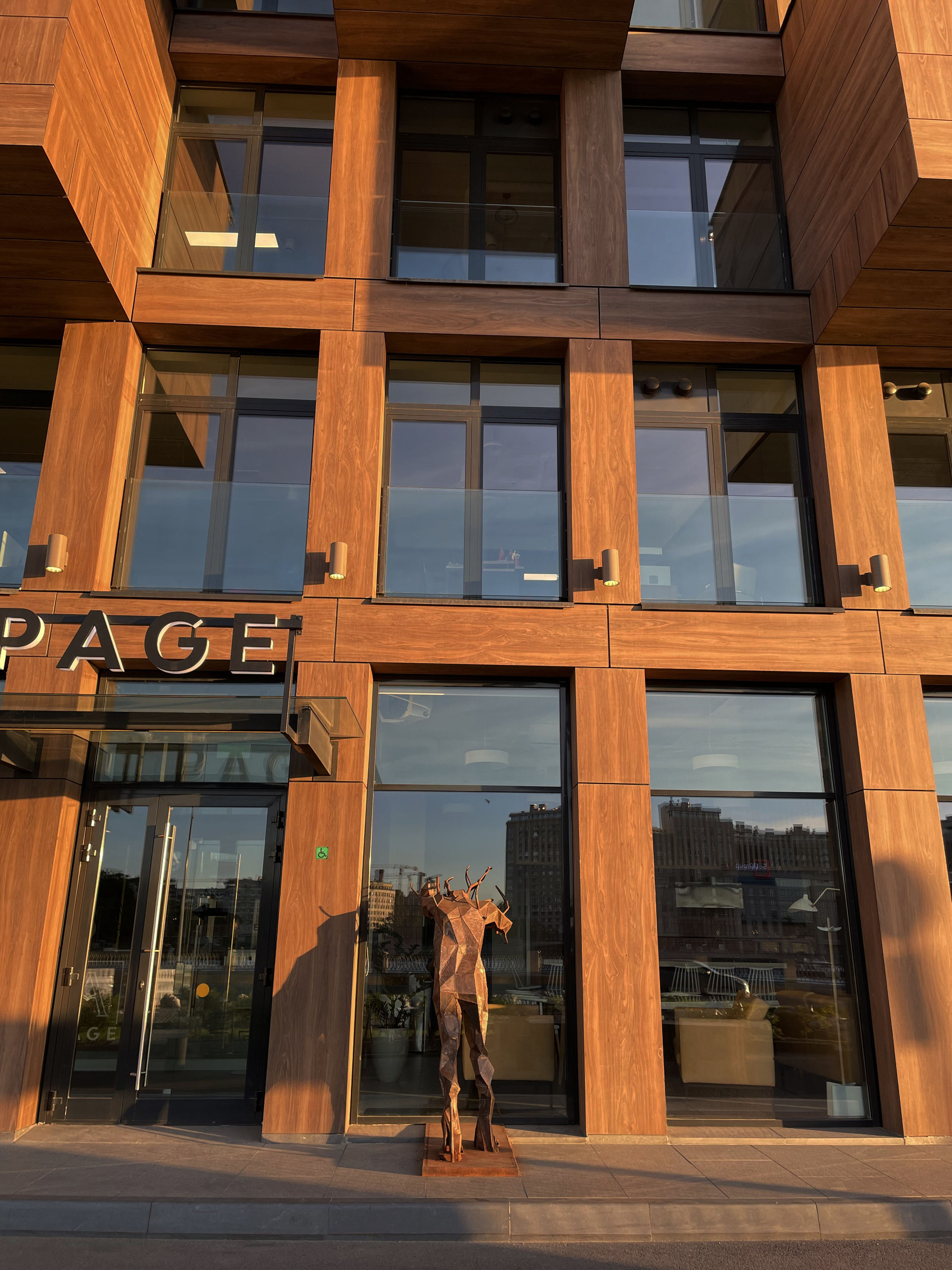 Толкающий стену / СПб/Аптекарская набережная18/2020. Художник — скульптор Антонина Фатхуллина