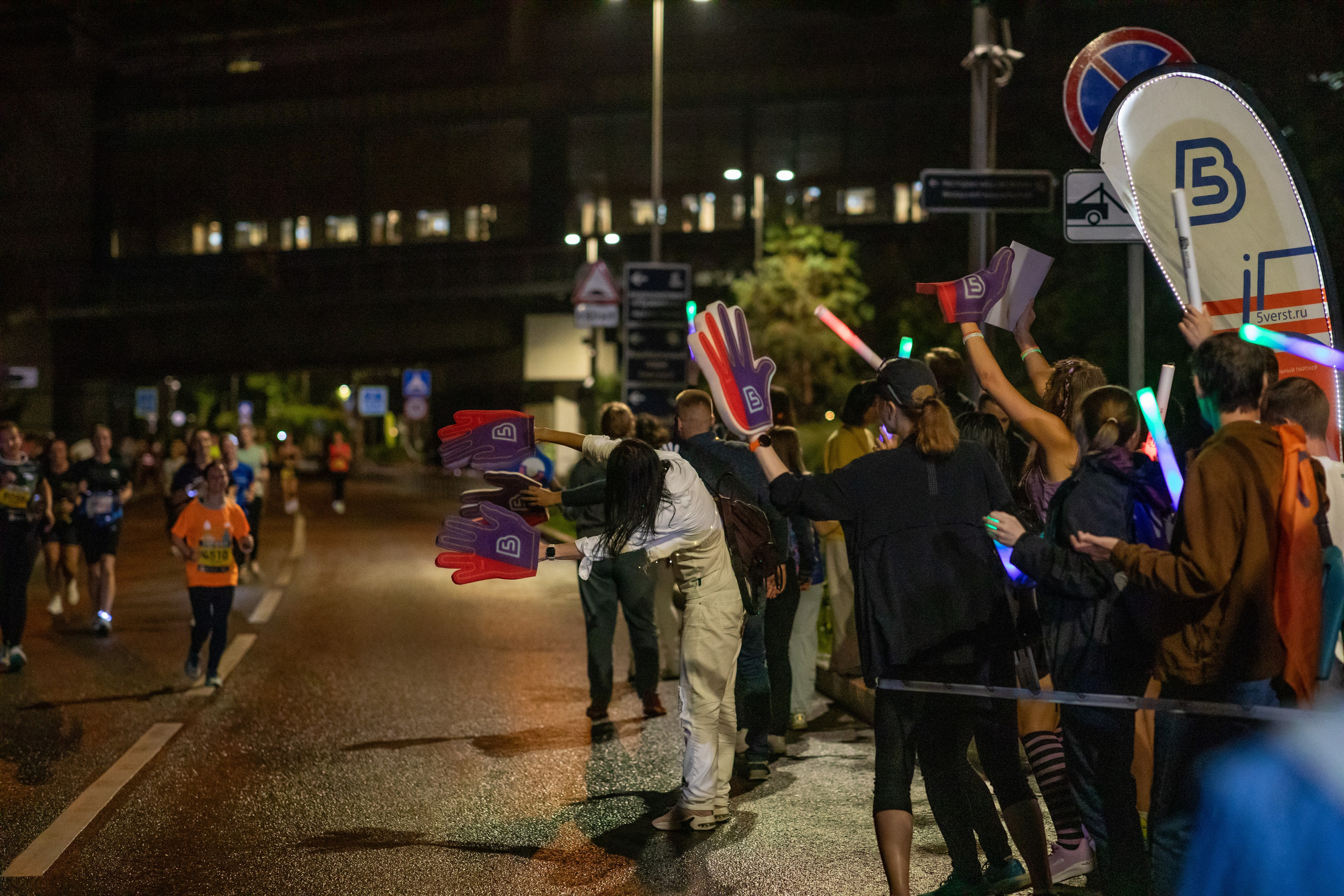 Самая крутая поддержка Ночного забега от 5 вёрст 03.08.24. Фотограф Сергей Ловкий