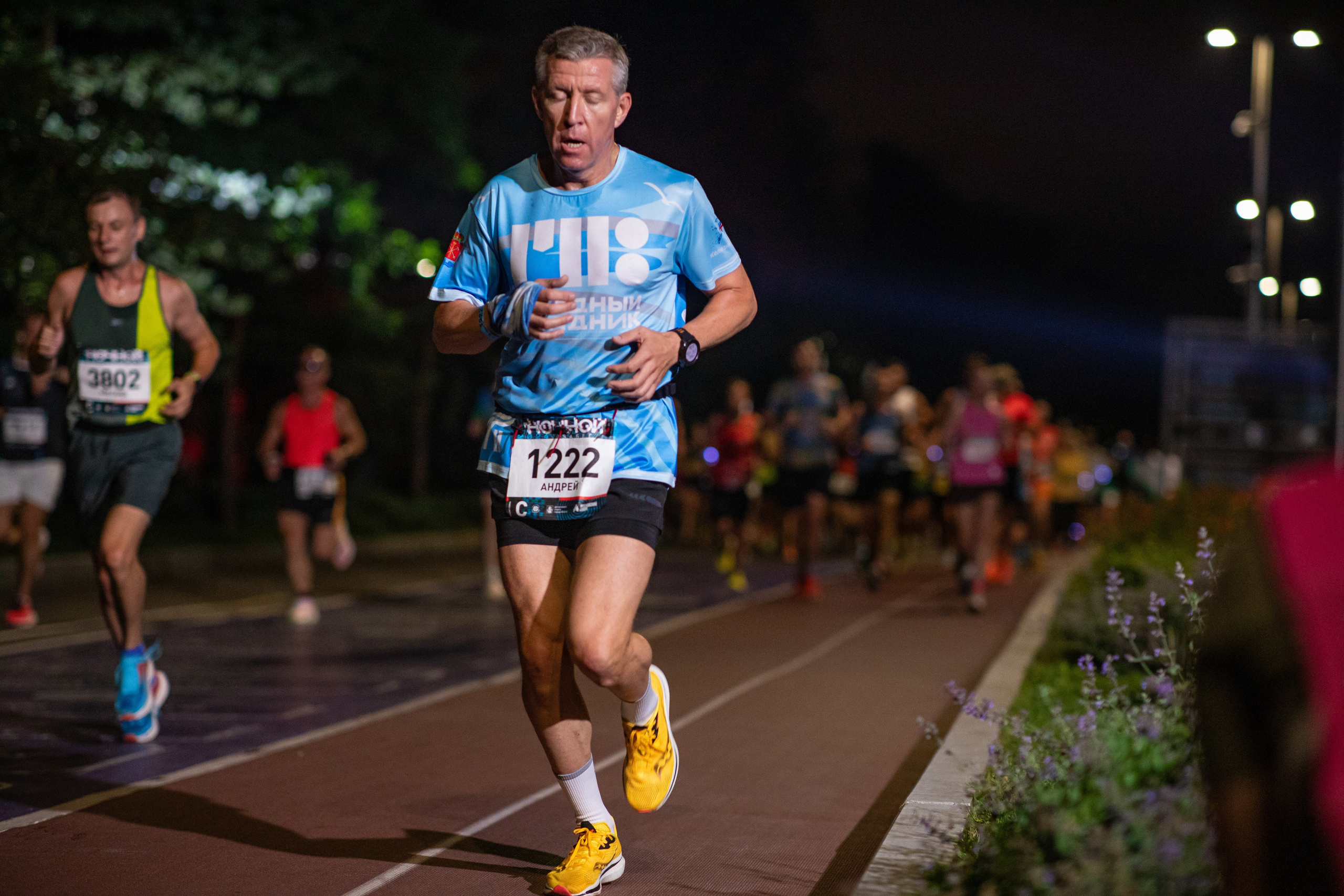 Ночной забег в ленте фотографий бегунов 03.08.24. Фотограф Сергей Ловкий