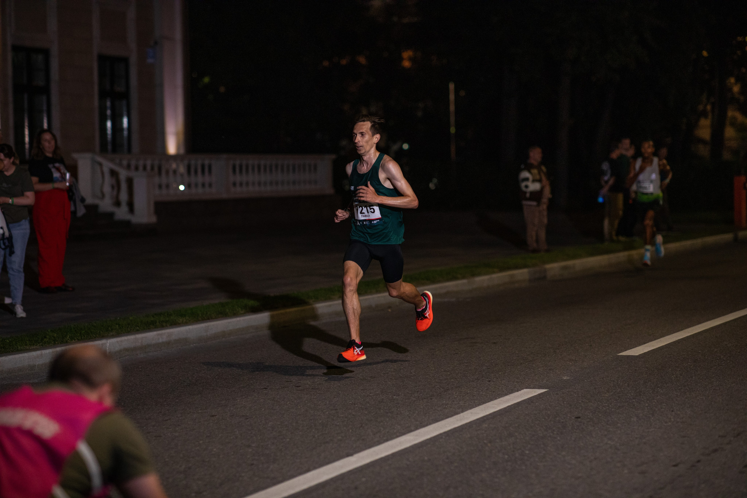 Ночной забег в ленте фотографий бегунов 03.08.24. Фотограф Сергей Ловкий