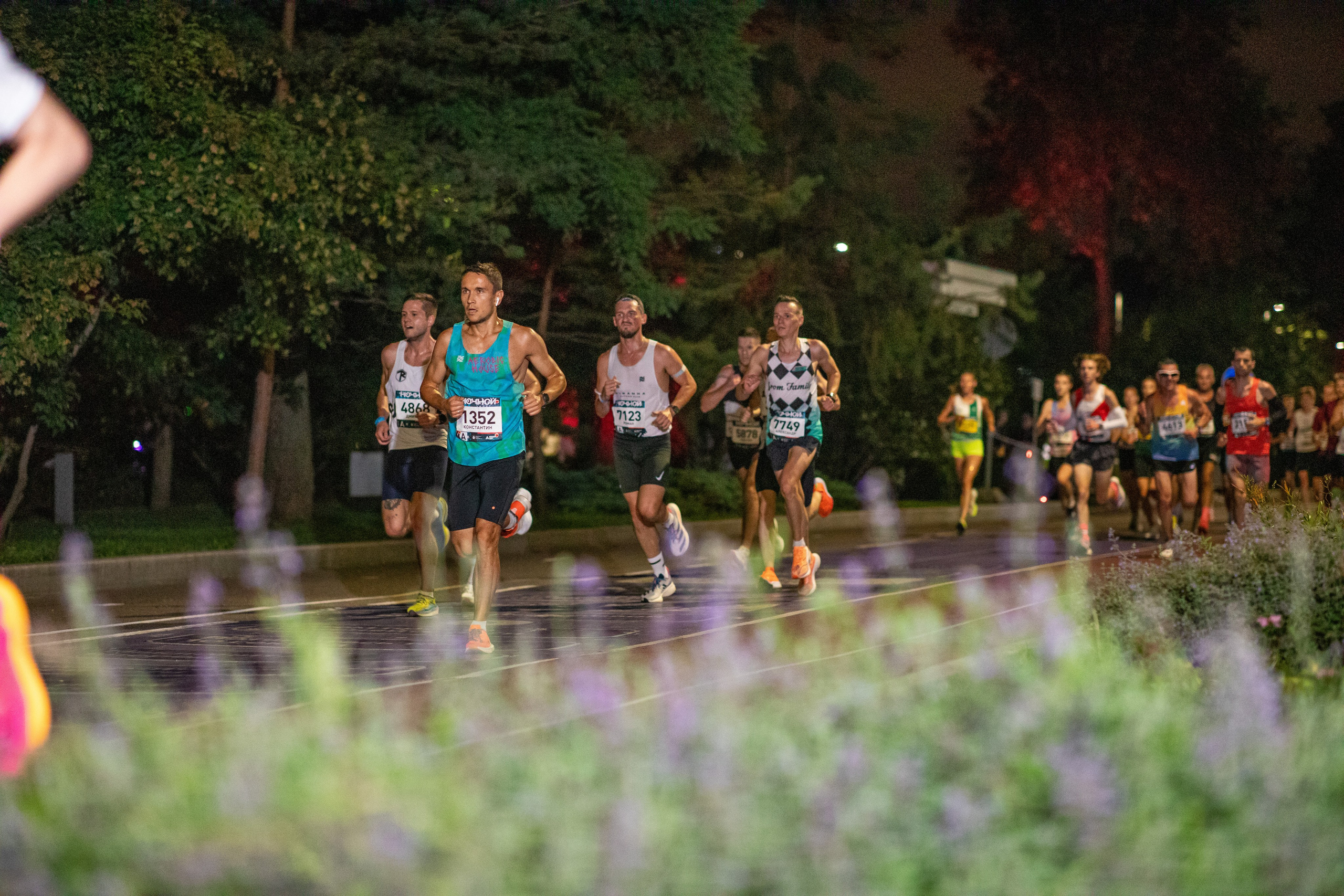 Ночной забег в ленте фотографий бегунов 03.08.24. Фотограф Сергей Ловкий