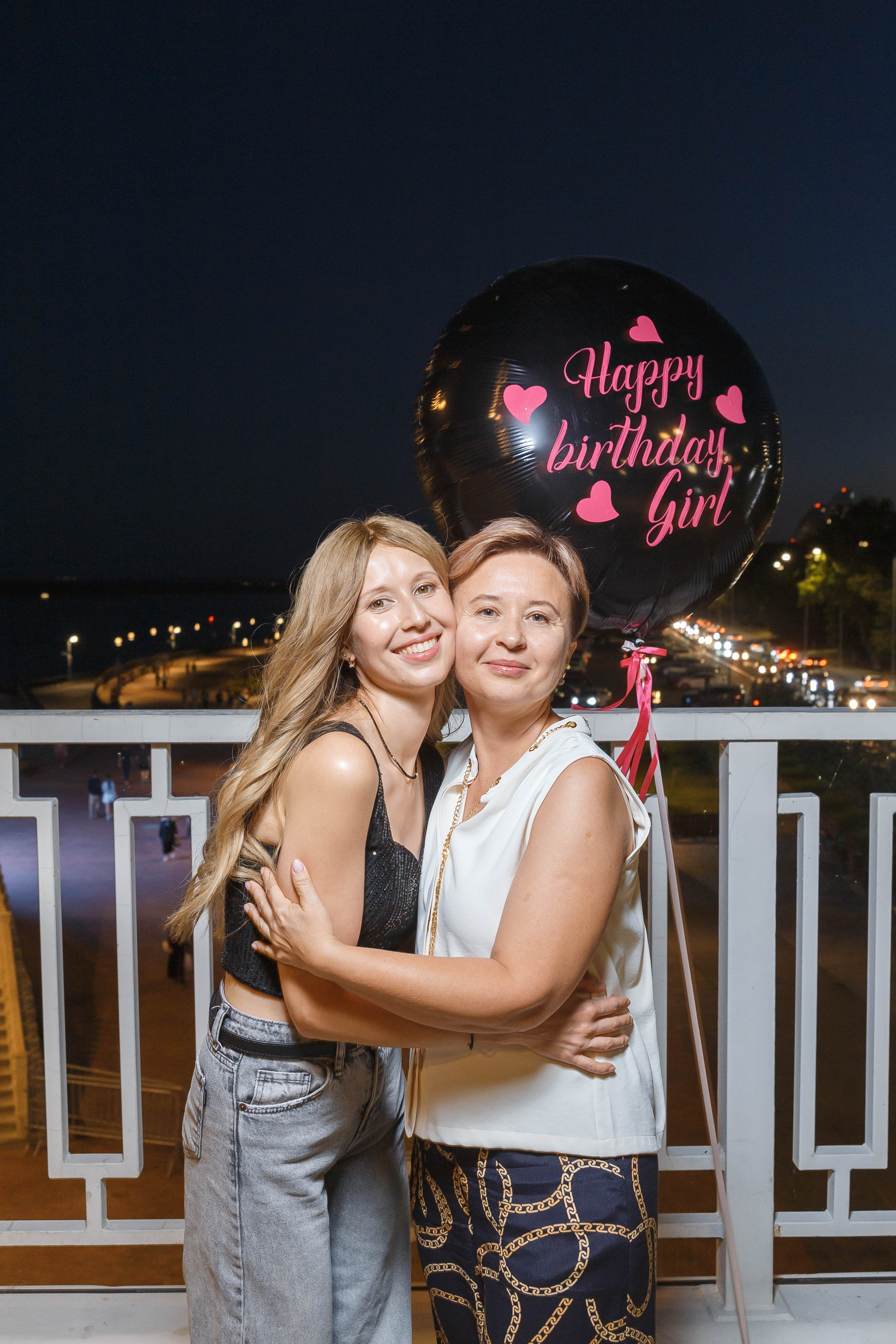 День рождения Оксаны: подруги, набережная, торт, шампанское. Событийный фотограф Максим Бескоровайновнов