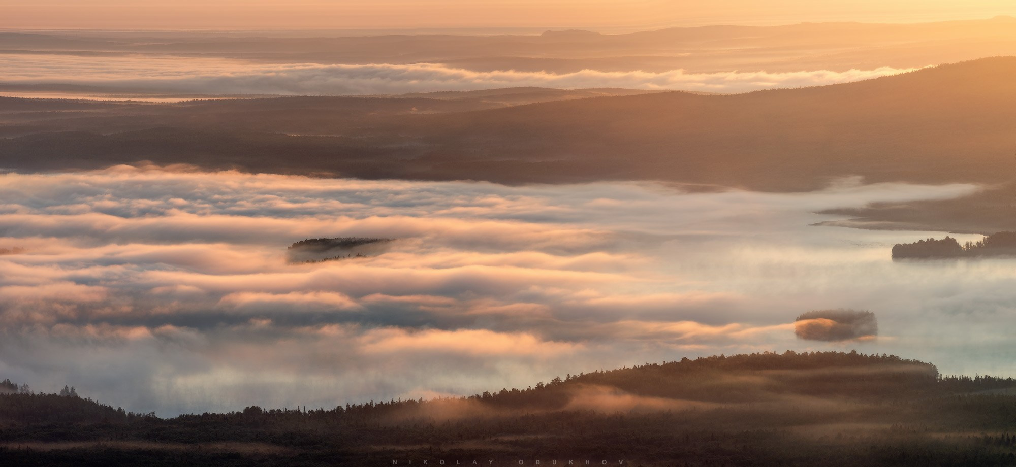 Панорама туманного Черноисточинского пруда с горы Белая.