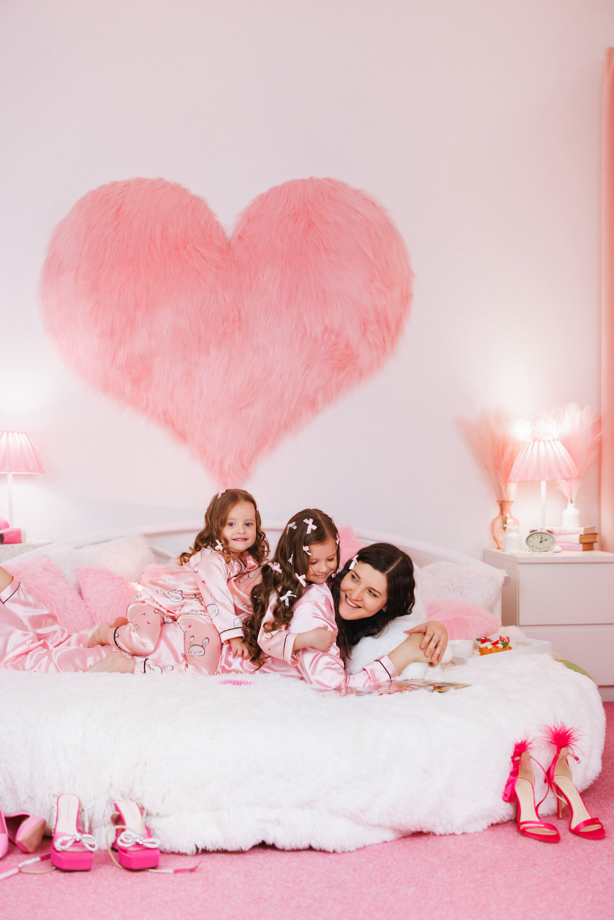 Фотосессия для девочек в интерьере розовой комнаты. Семейный и детский фотограф в Краснодаре Анна Трашкова