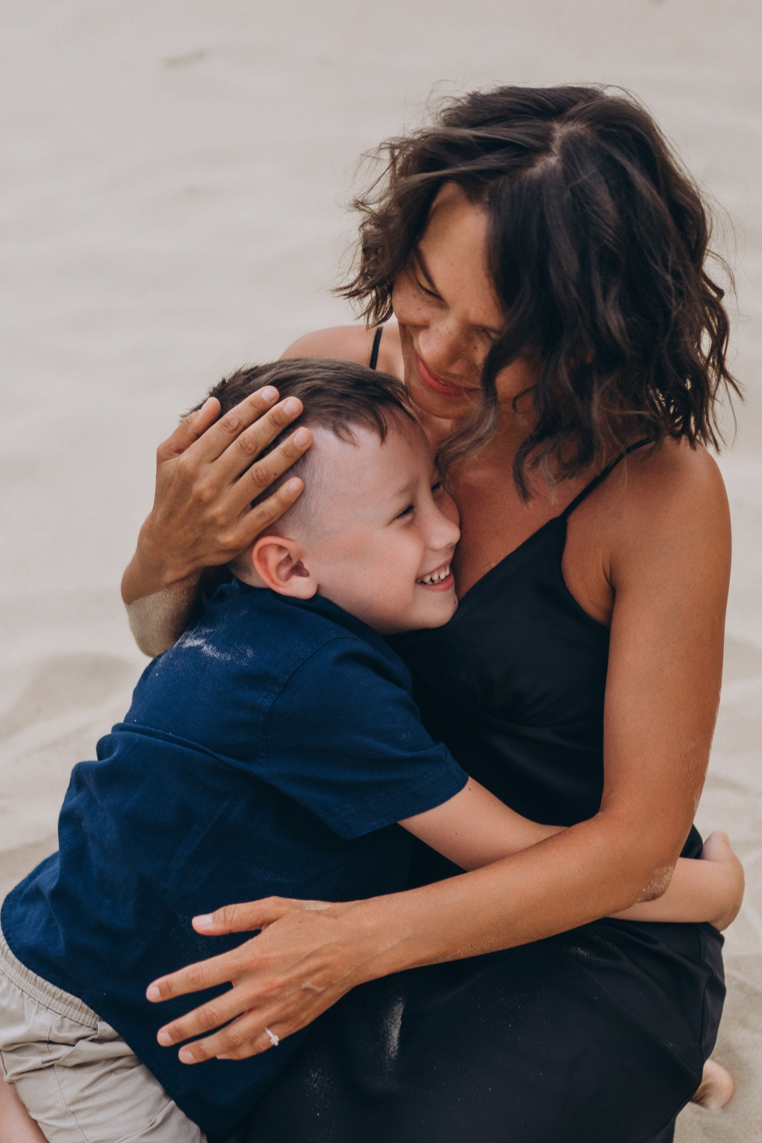 Фотосессия на песчаном пляже Анапы – дети строят замок, родители улыбаются, фотограф Анапа