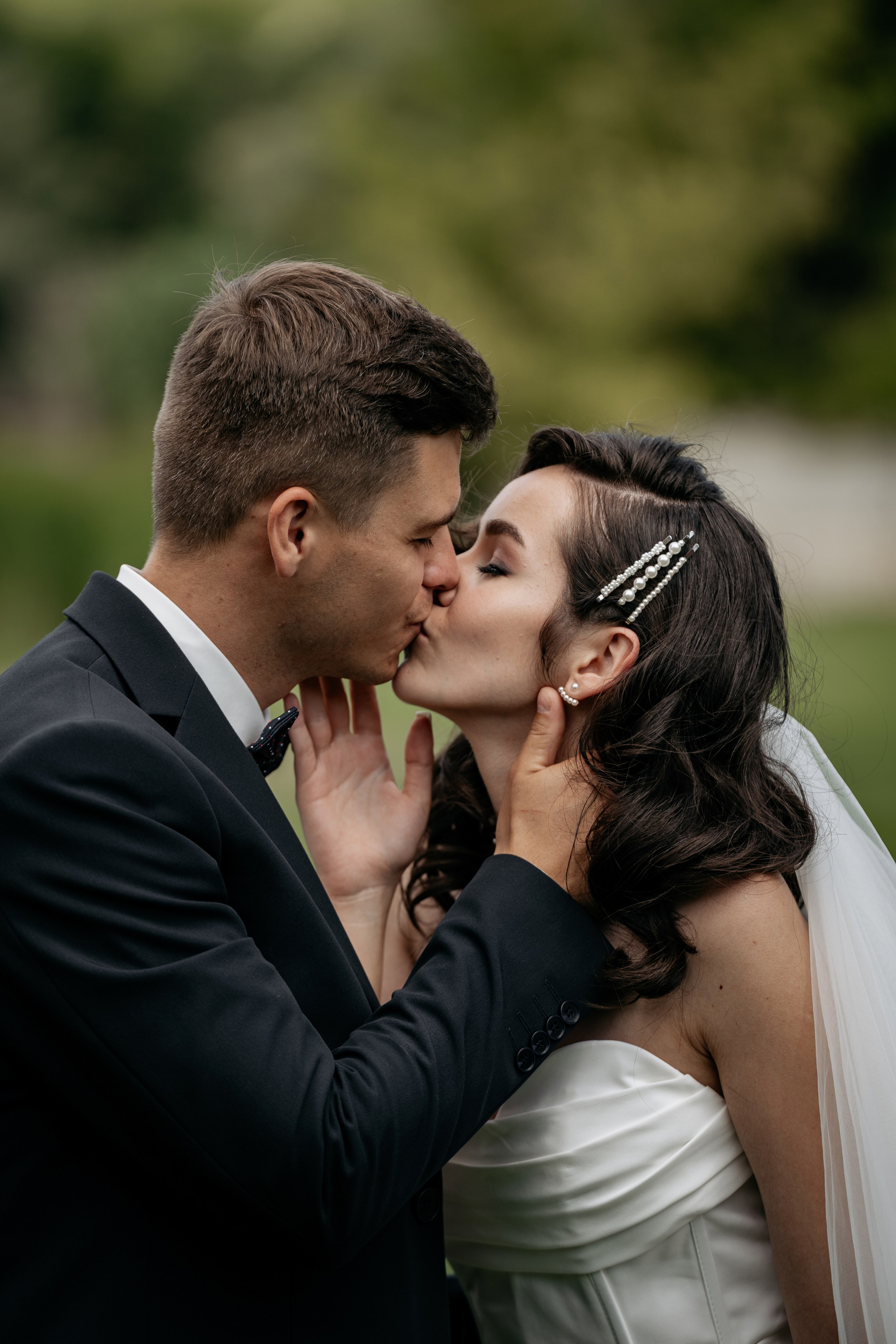 Свадебная фотосессия в усадьбе Семигорье от фотографа из Анапы. Нежные объятия  и поцелуи пары.