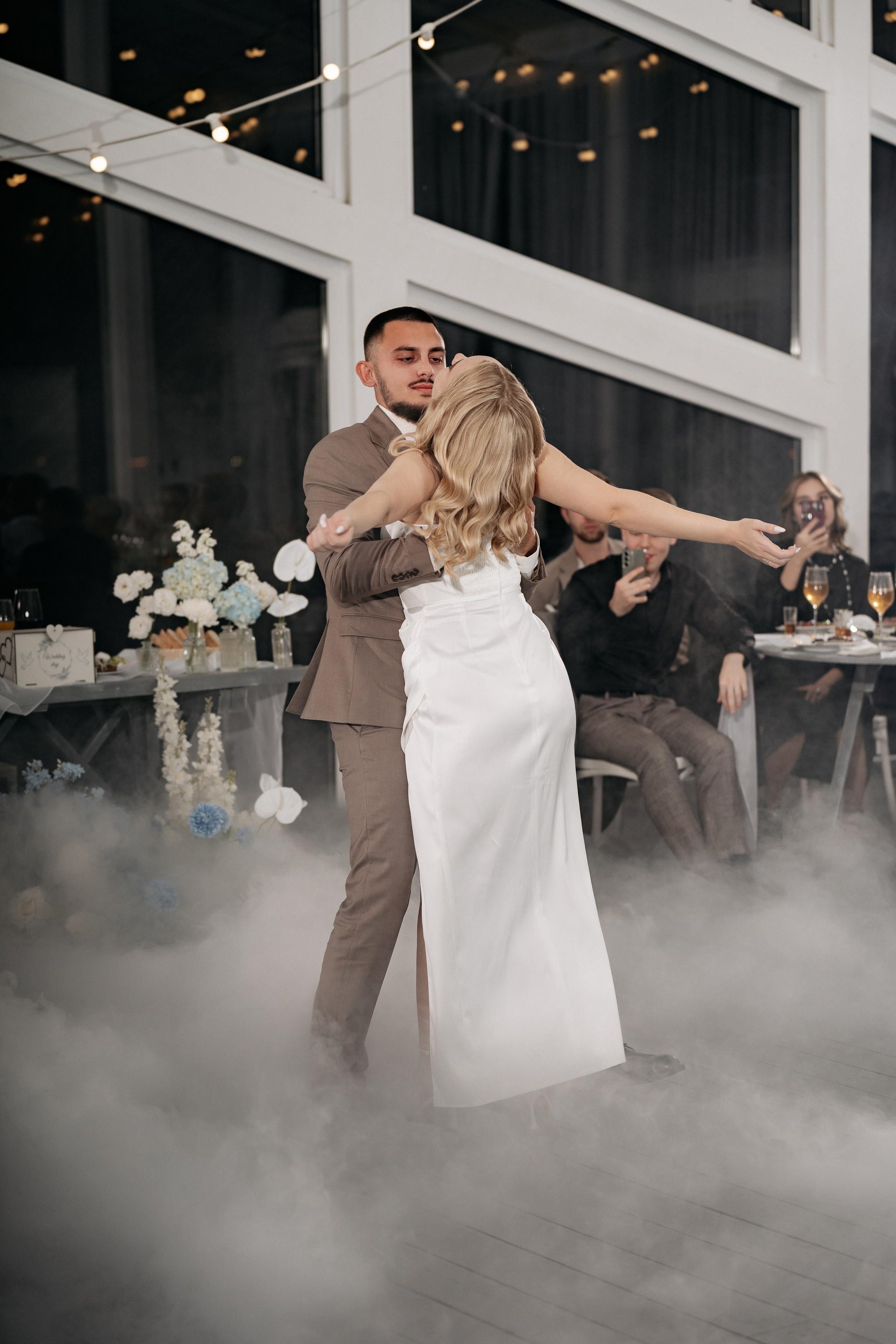 Фотограф Геленджик использует красивый вид на море для портретов молодоженов.