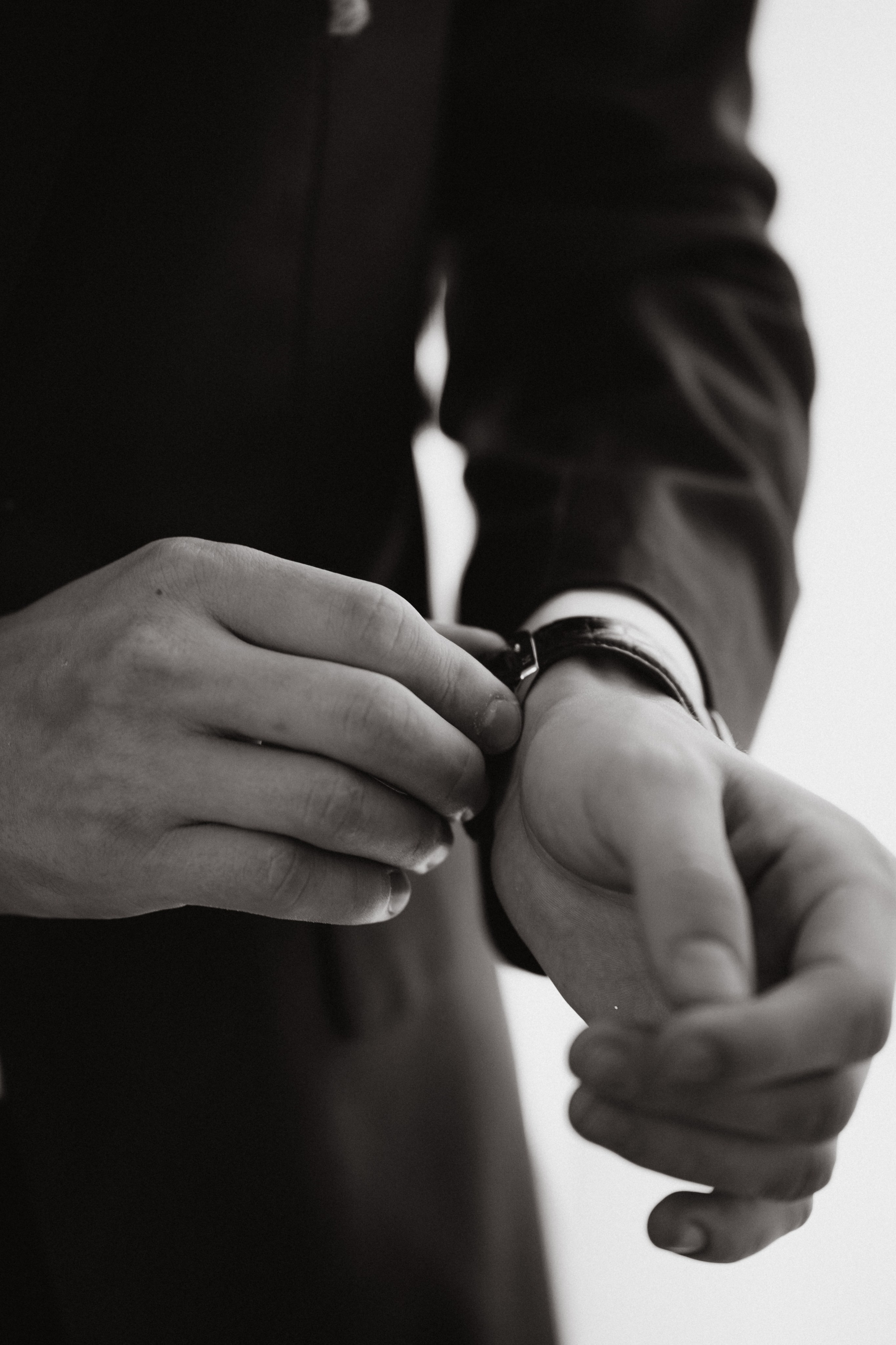  Черно-белый портрет жениха в деталях - фотограф Новороссийск.