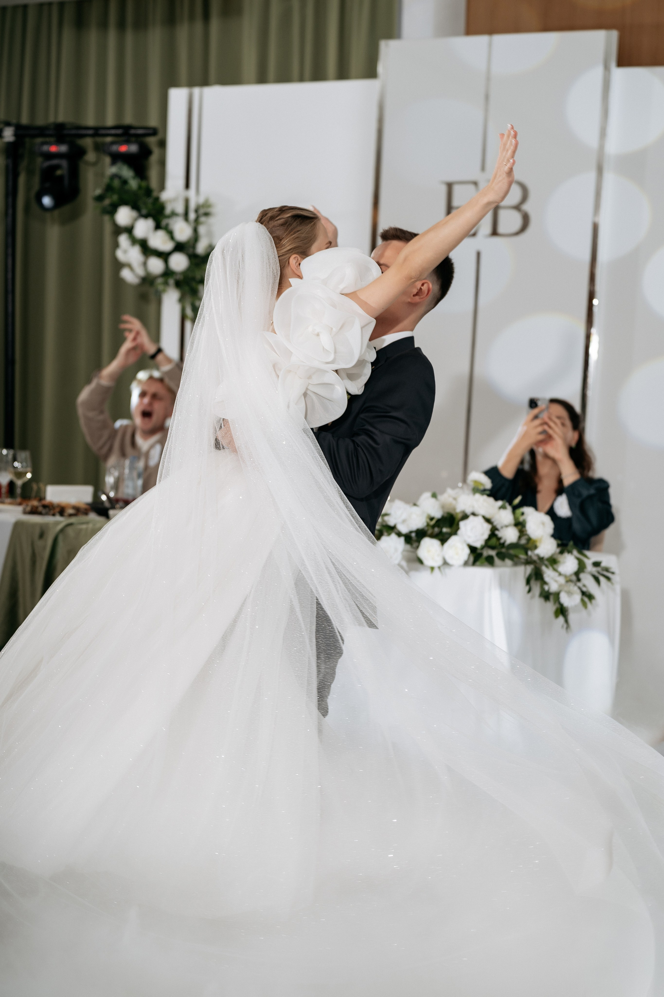 Эмоции молодожёнов  - первый свадебный танец, фотограф Новороссийск. 