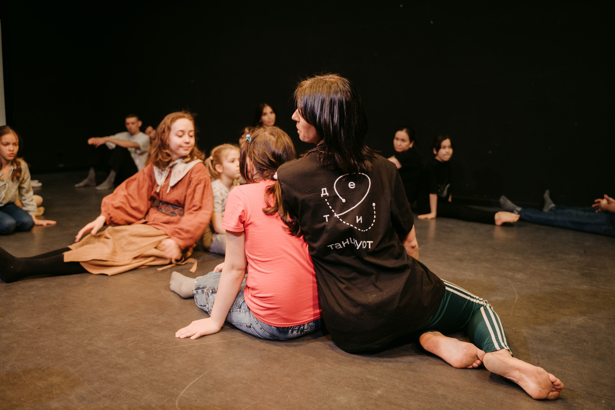 Дети танцуют // моң. Главная