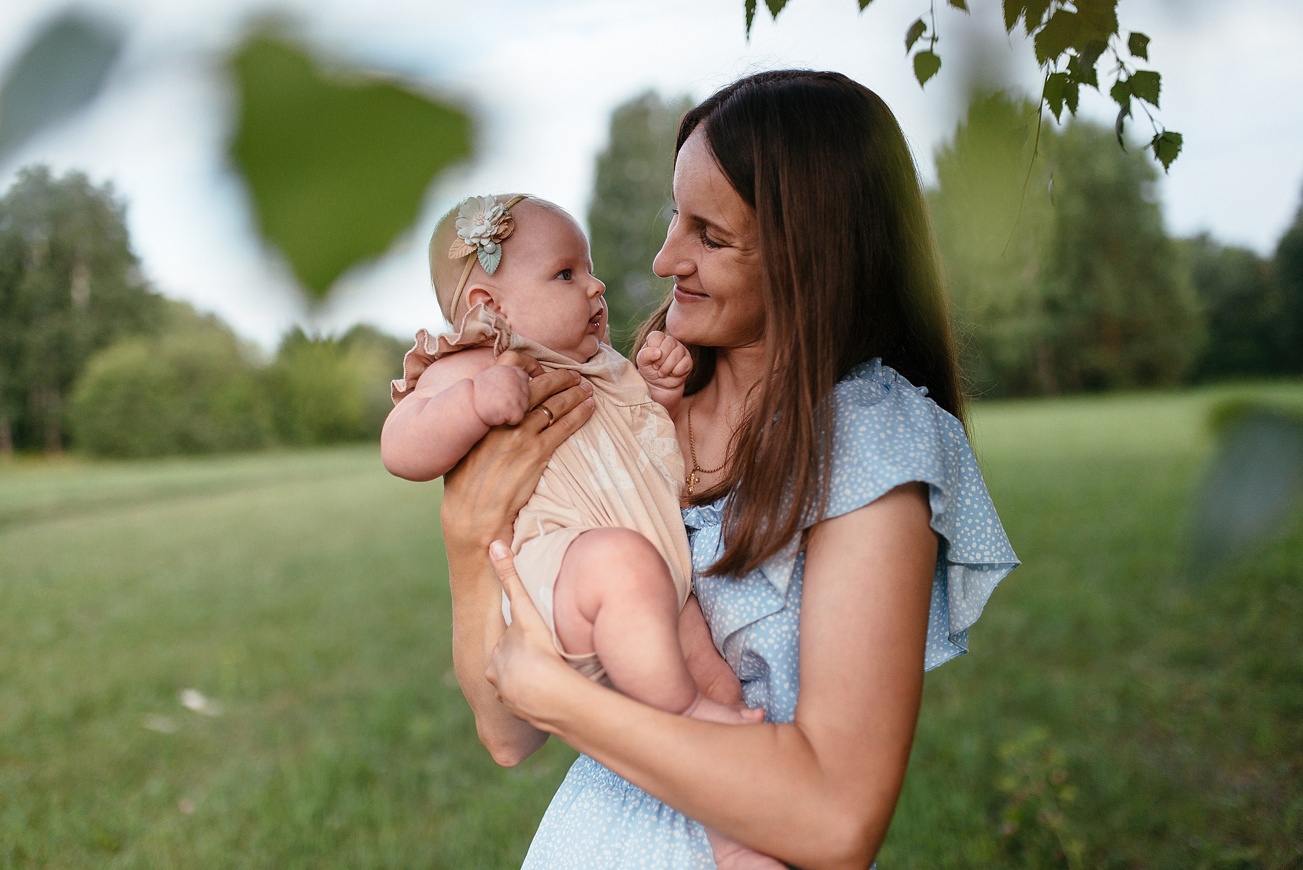 Уличная семейная фотосессия в парке. Семейный фотограф Дарья Едапина Новосибирск. Фотограф Дарья Едапина Новосибирск