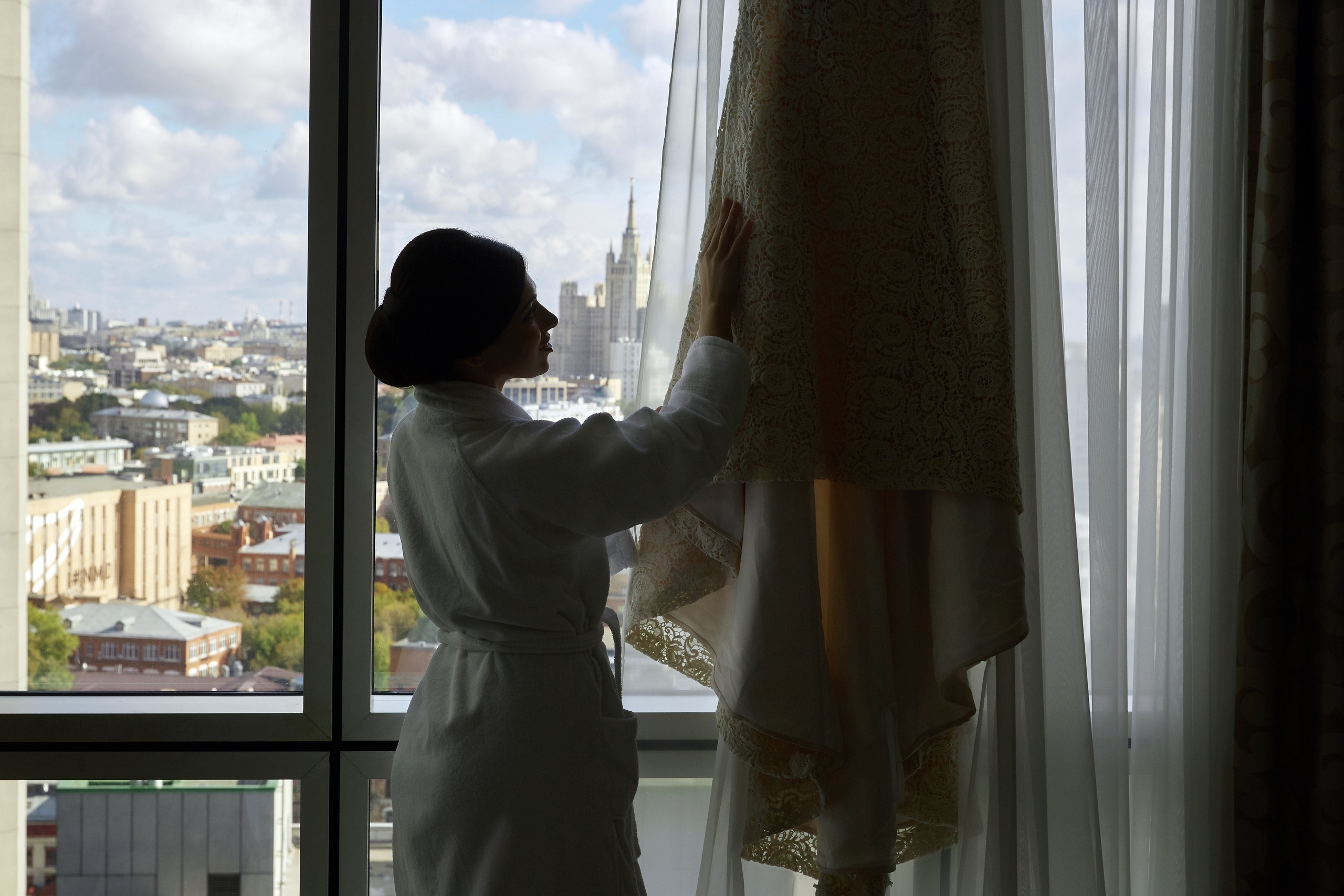 Сборы жениха и невесты в номере. Свадебный и семейный фотограф Москва, Звенигород, Одинцово, Можайск,