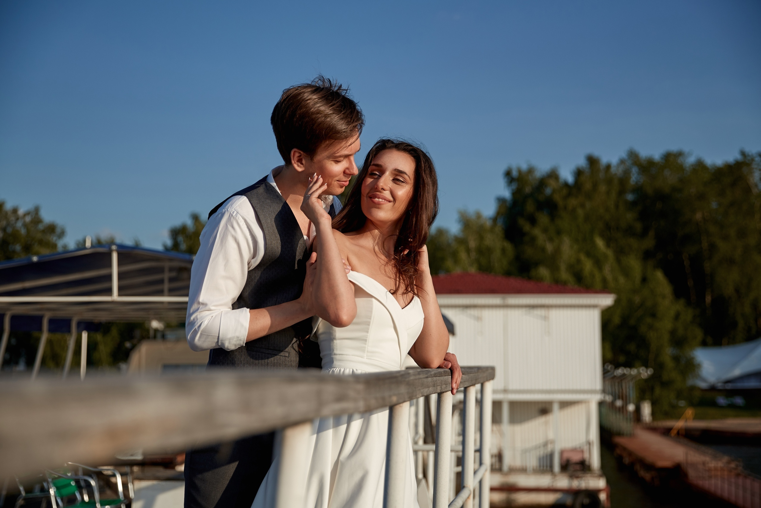 Свадебная фотосессия в яхт-клубе. Свадебный и семейный фотограф Москва, Звенигород, Одинцово, Можайск,