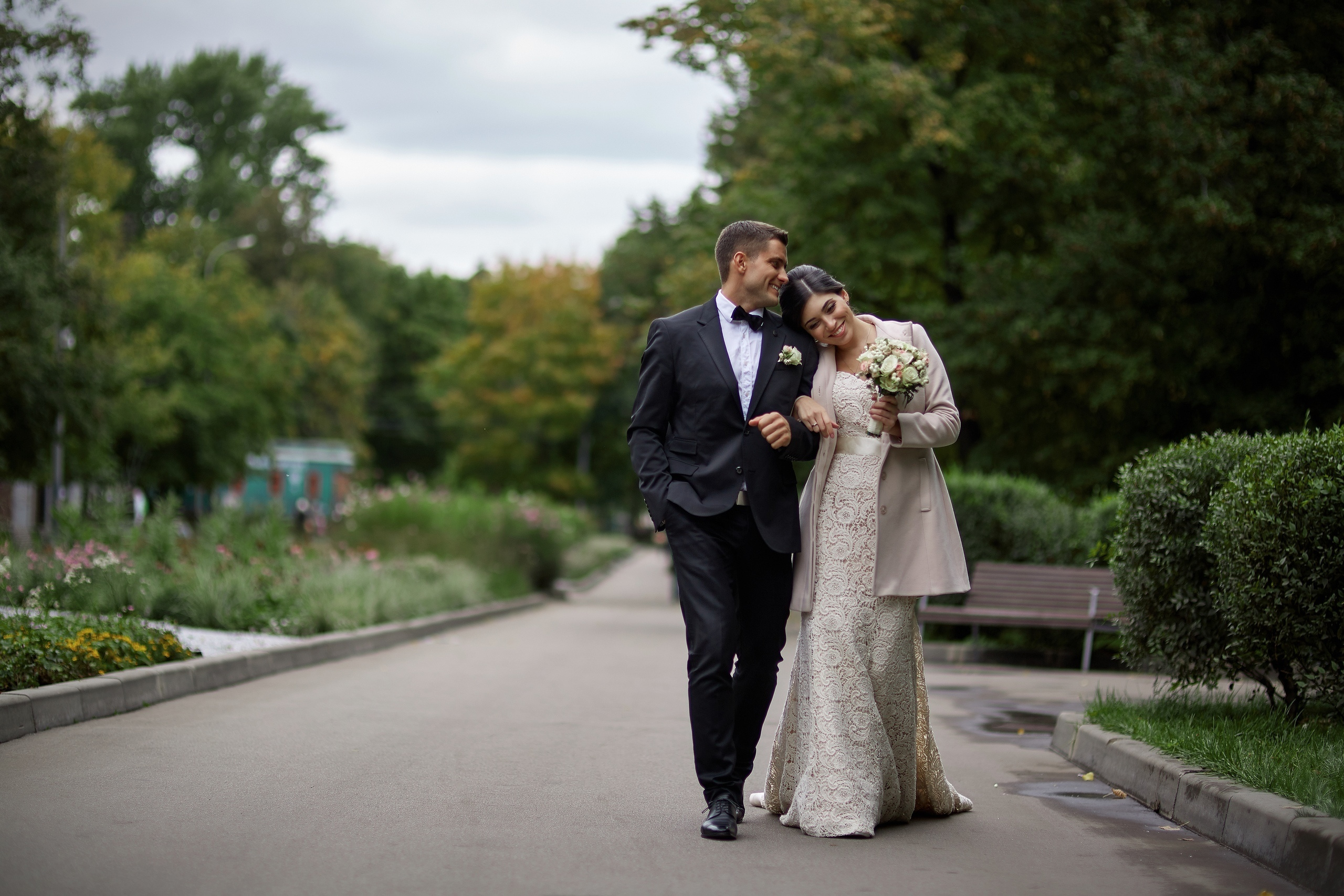 Сборы жениха и невесты в номере. Свадебный и семейный фотограф Москва, Звенигород, Одинцово, Можайск,