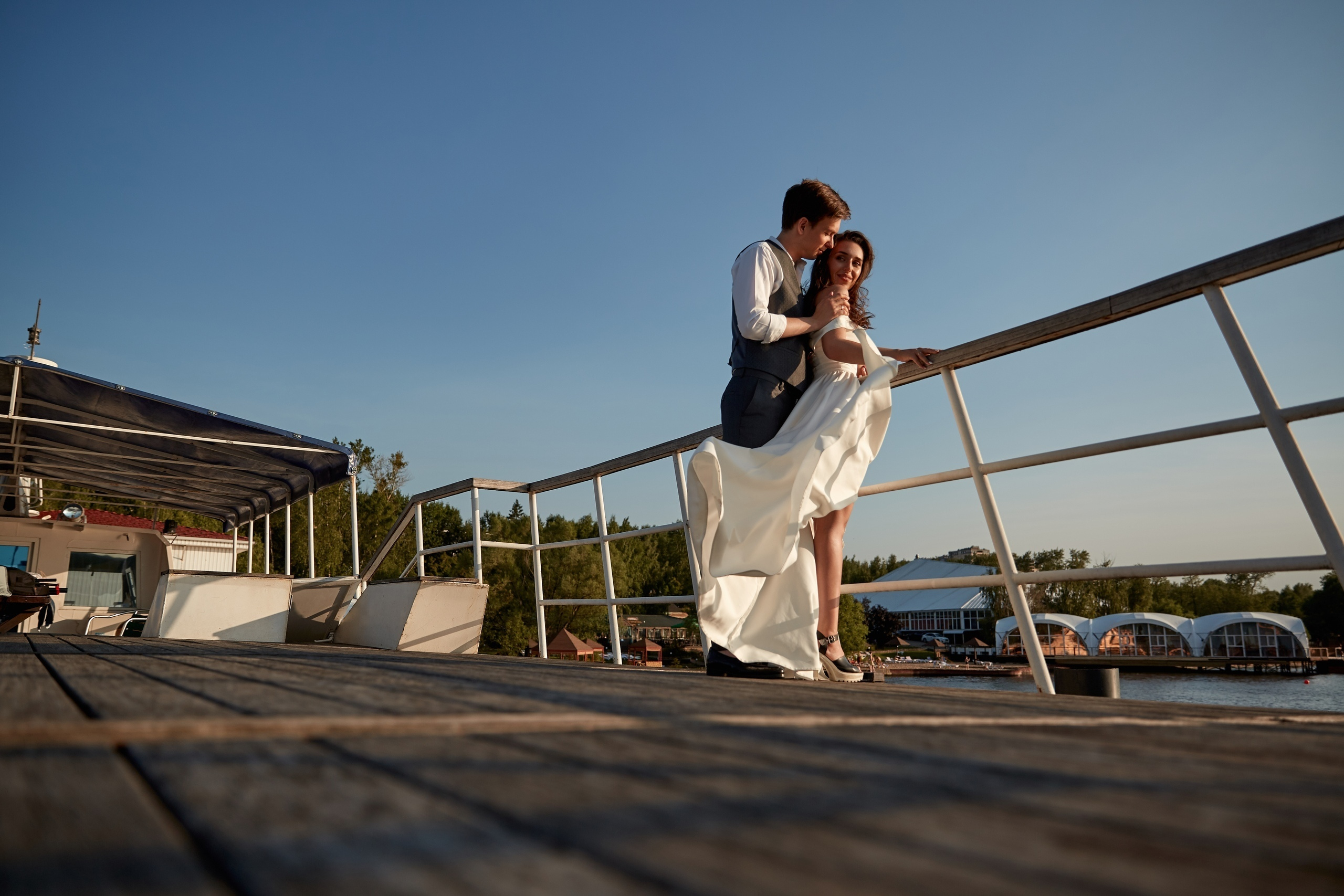 Свадебная фотосессия в яхт-клубе. Свадебный и семейный фотограф Москва, Звенигород, Одинцово, Можайск,