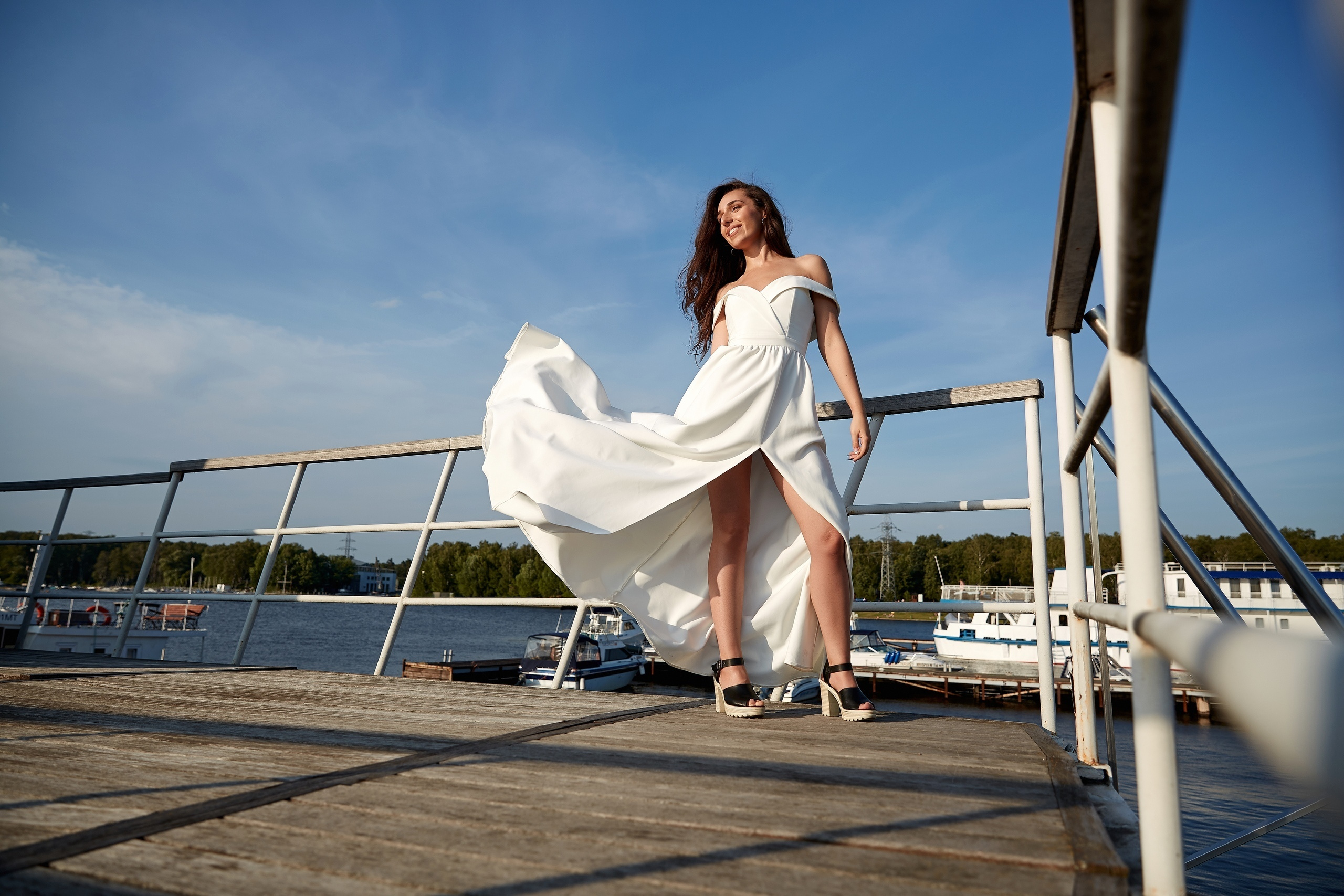 Свадебная фотосессия в яхт-клубе. Свадебный и семейный фотограф Москва, Звенигород, Одинцово, Можайск,