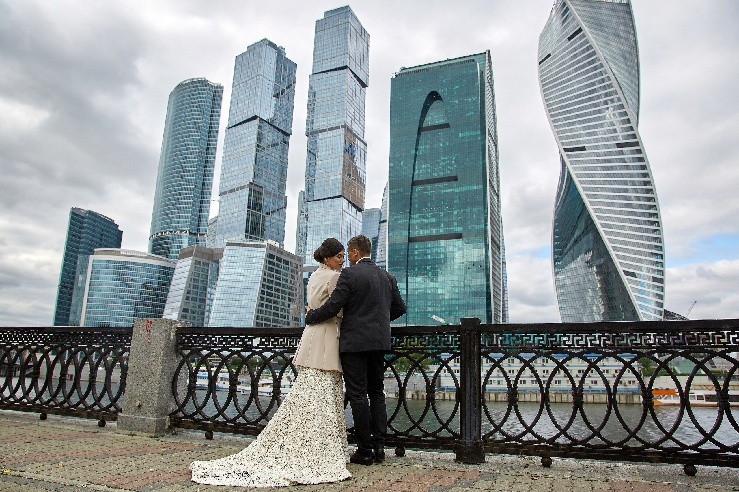 Сборы жениха и невесты в номере. Свадебный и семейный фотограф Москва, Звенигород, Одинцово, Можайск,