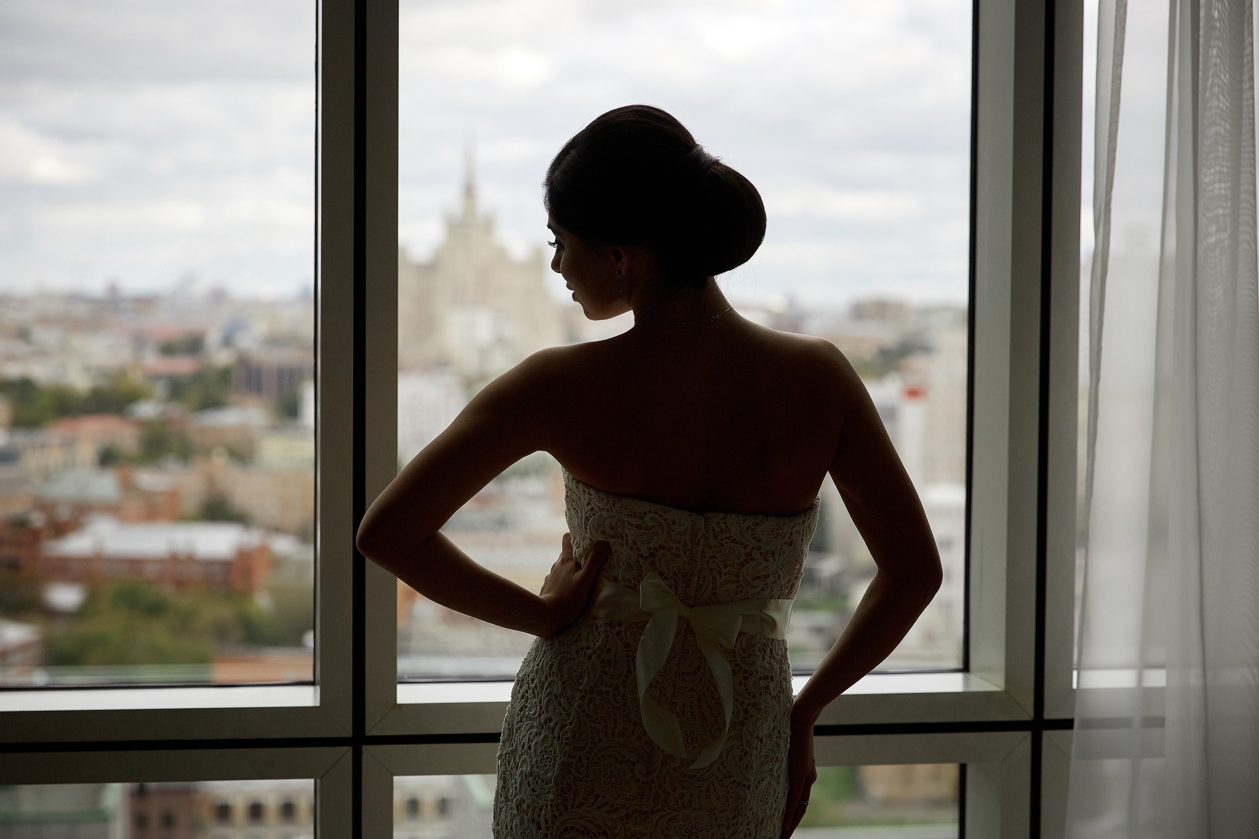 Сборы жениха и невесты в номере. Свадебный и семейный фотограф Москва, Звенигород, Одинцово, Можайск,