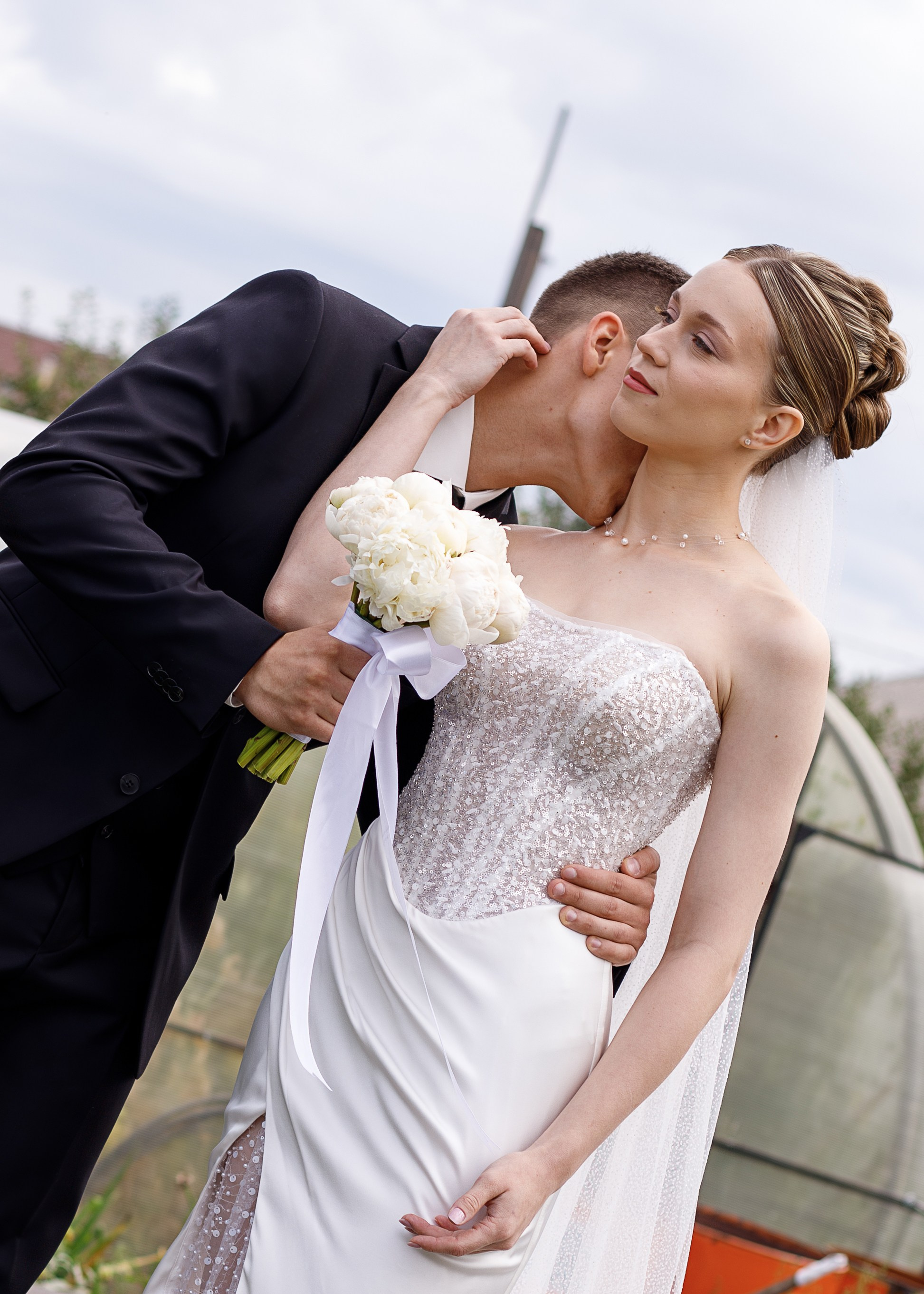 Магия свадебного дня в Новосибирске, свадебная лавстори в студии и на уличной локации. Фотограф Ольга Баранова