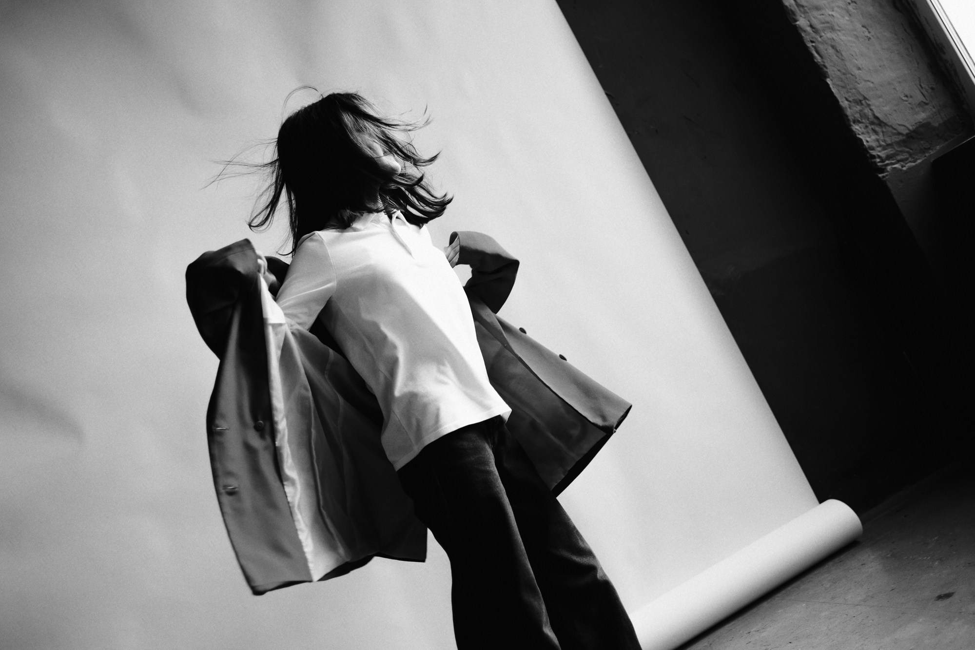 Живой кадр в стиле лайфстайл, модель позирует в интерьере студии, непринужденная атмосфера 