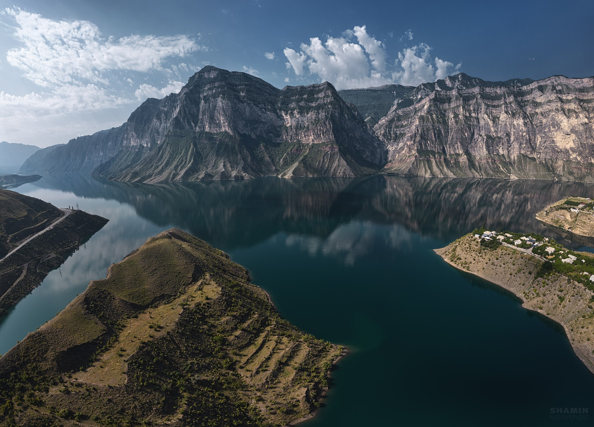 Фотографии горного Дагестана: величественные каньоны, изумрудные реки, древние башни и террасные склоны. Природа и архитектура республики в мягком свете рассветов и закатов, снятые с дрона и земли, передающие дух и масштаб Кавказа. Фотограф Константин Шамин