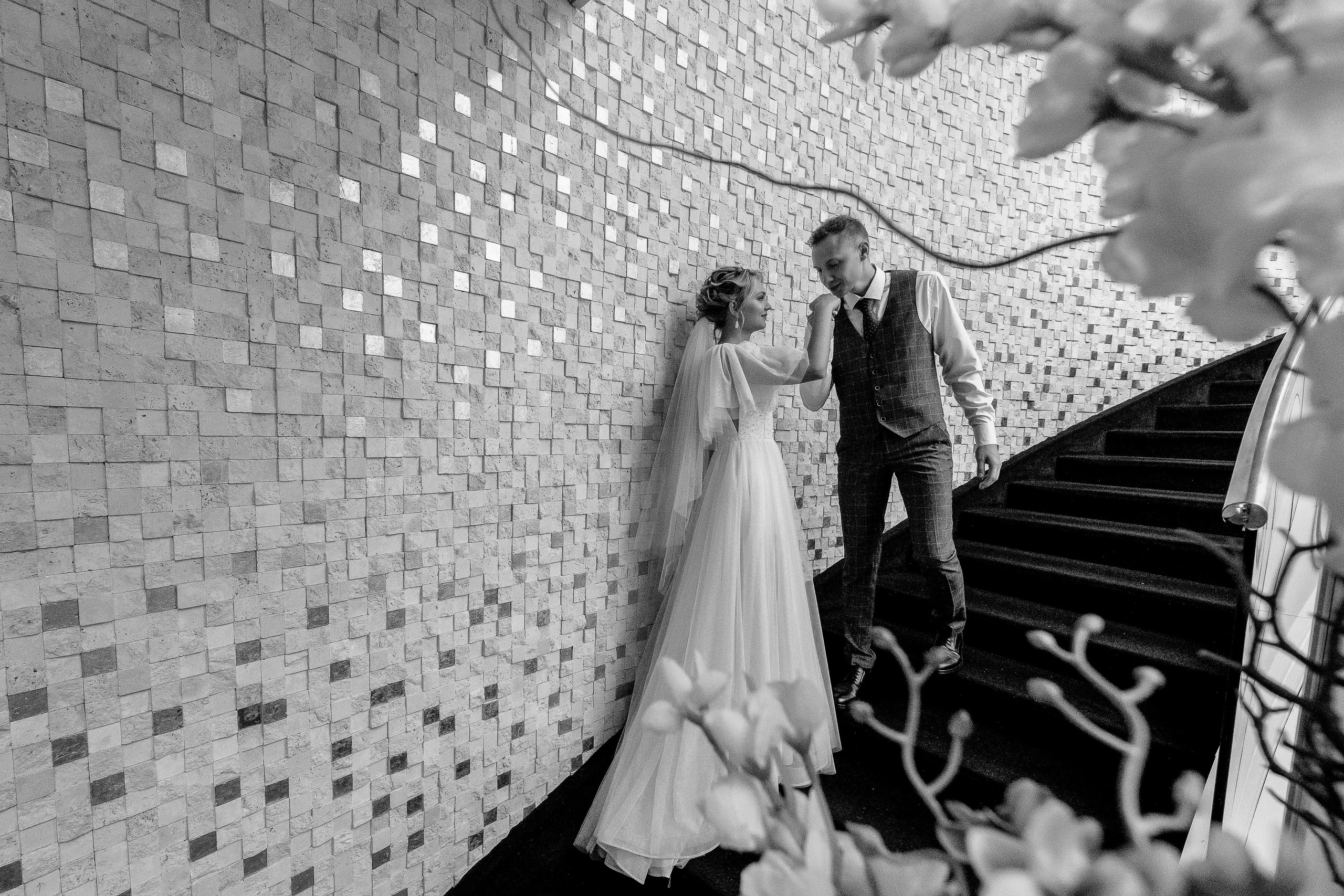 Жених и невеста на лестнице ресторана Артист в Воронеже