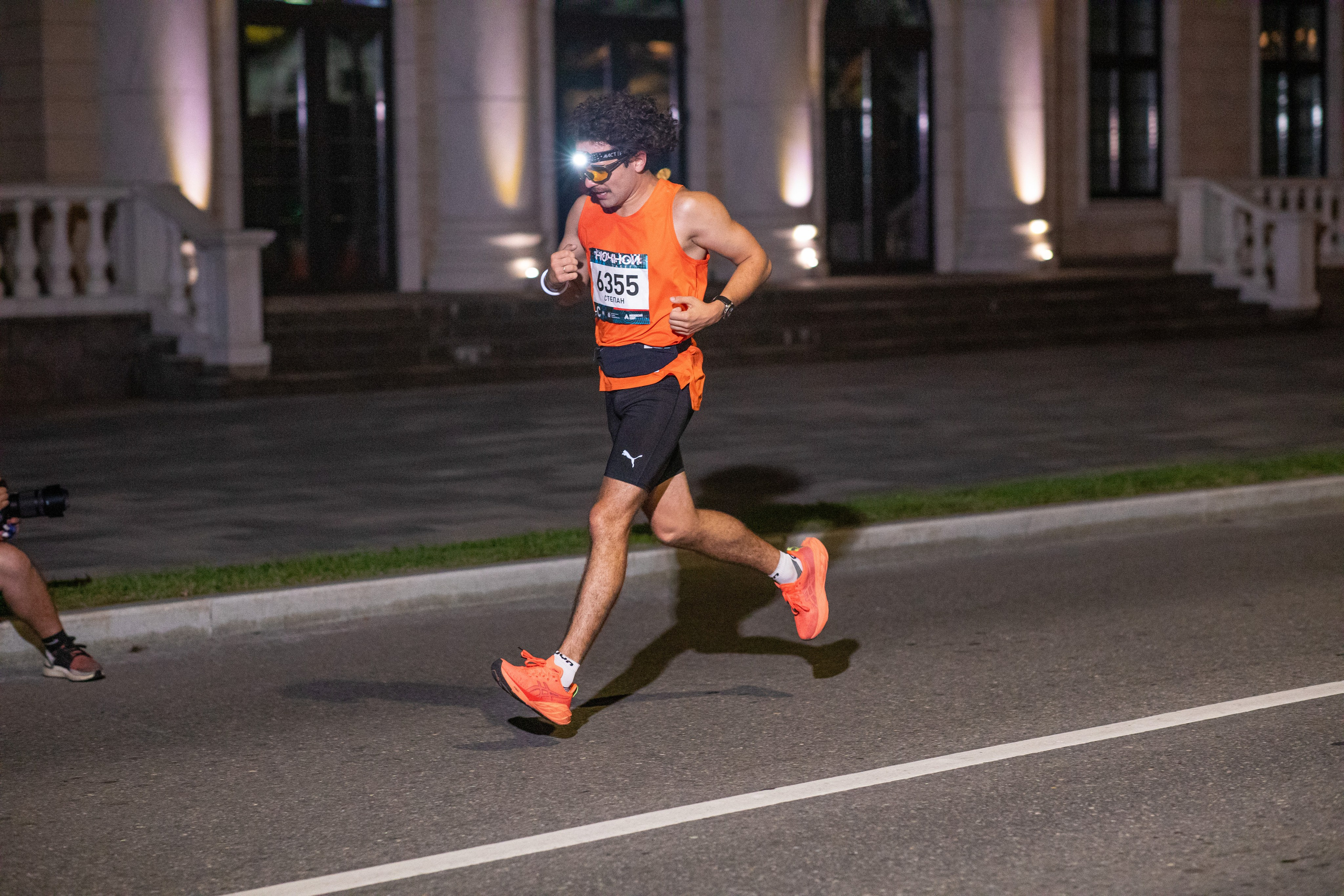 Ночной забег в ленте фотографий бегунов 03.08.24. Фотограф Сергей Ловкий