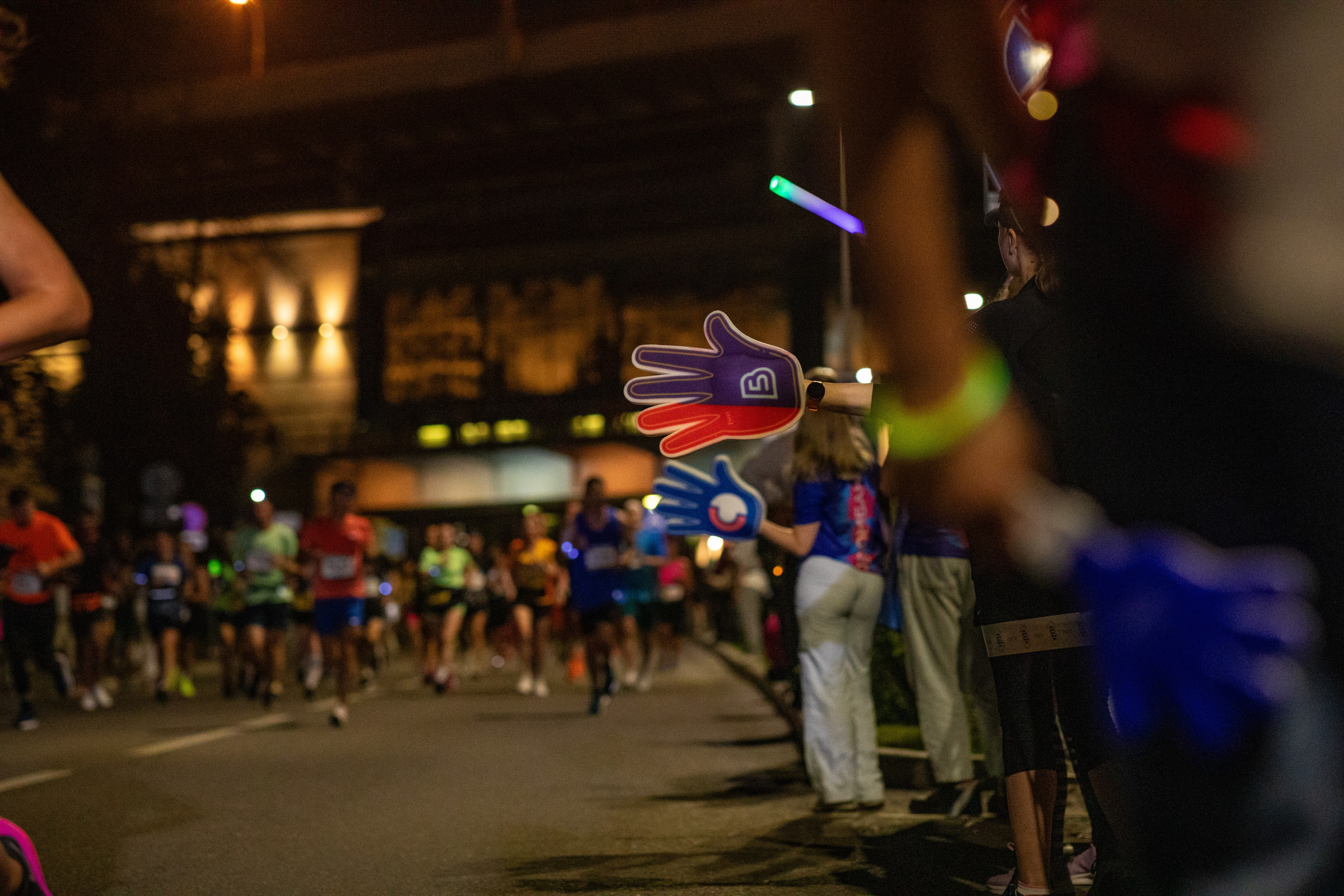 Ночной забег в ленте фотографий бегунов 03.08.24. Фотограф Сергей Ловкий